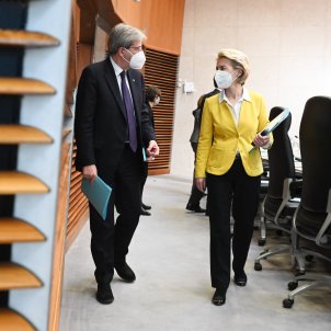 presidenta de la Comissió Europea, Ursula von der Leyen, i de l'eurocomissari d'Economia, Paolo Gentiloni, conversant - acn