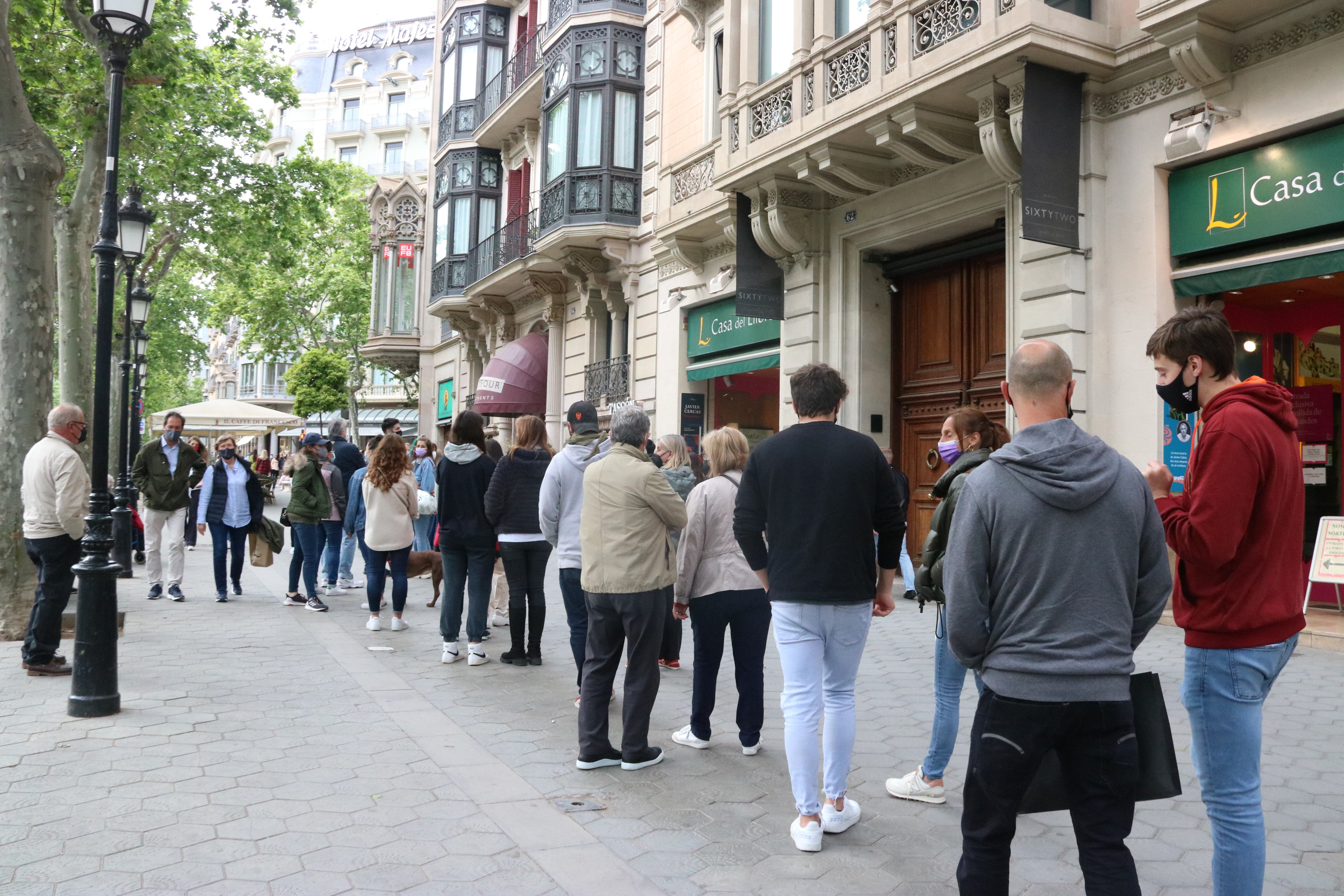 Colas en las librerías el día siguiente de Sant Jordi