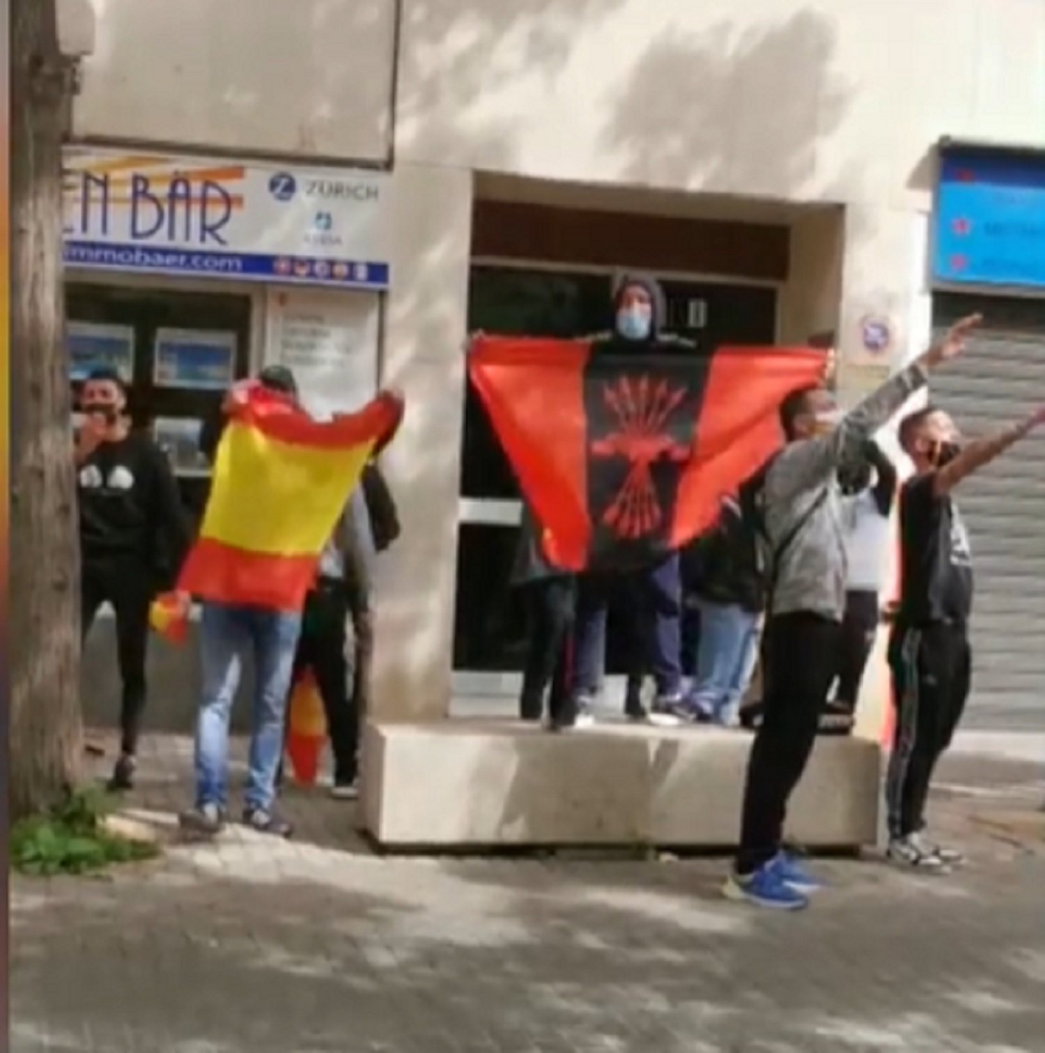 Unos ultras con banderas franquistas increpan a Rufián en el País Valencià