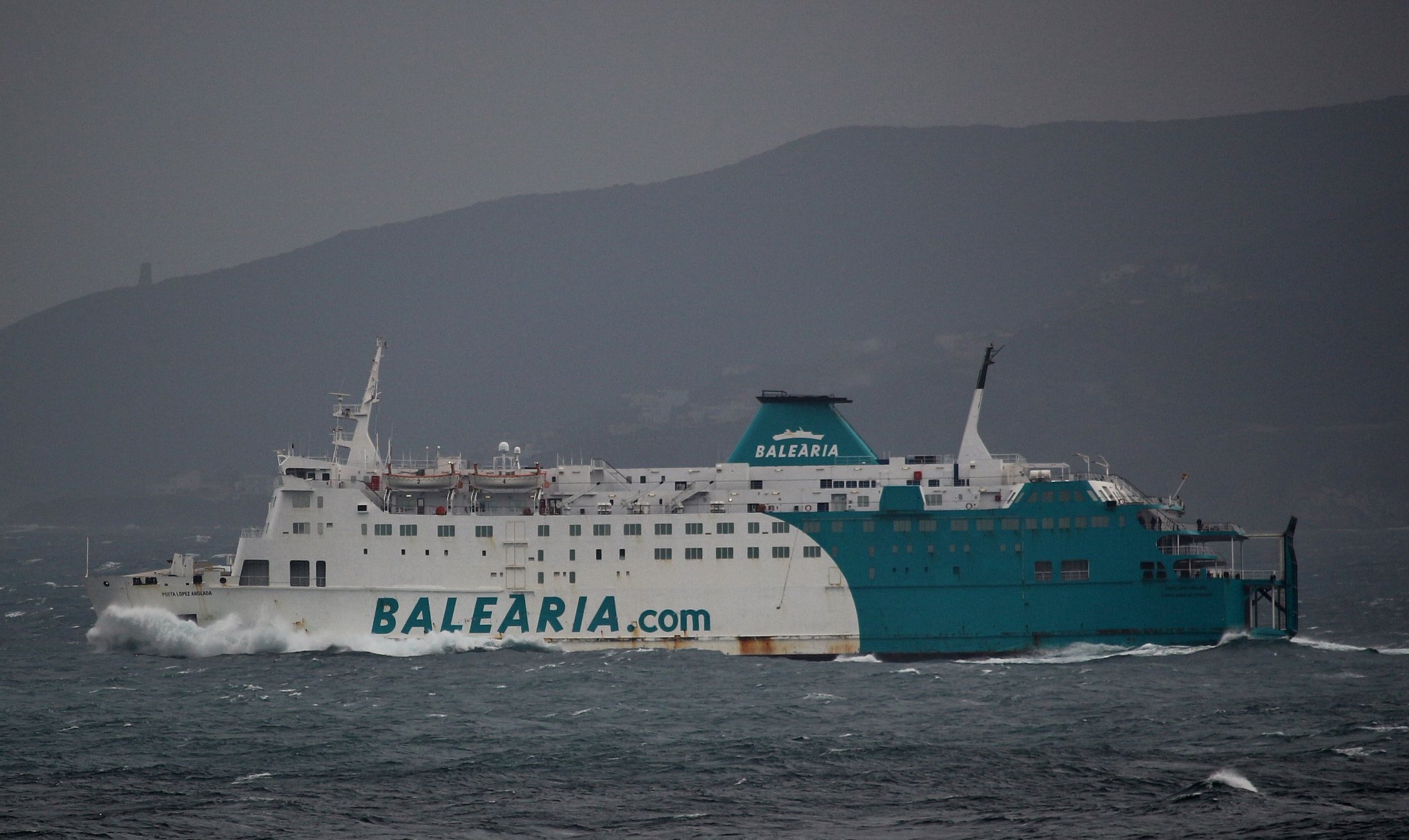 Mor un home del Vendrell en caure amb el cotxe del ferri a Ceuta