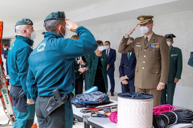 Felipe saluda en guardias civiles EFE