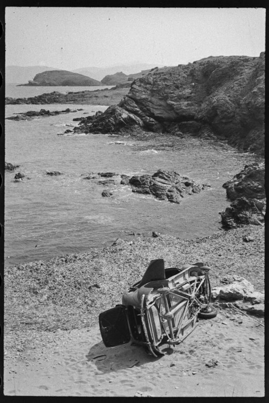Un coche despeñado en una playa de Portbou, en una de las imágenes expuestas al MUME/Antoni Campañà