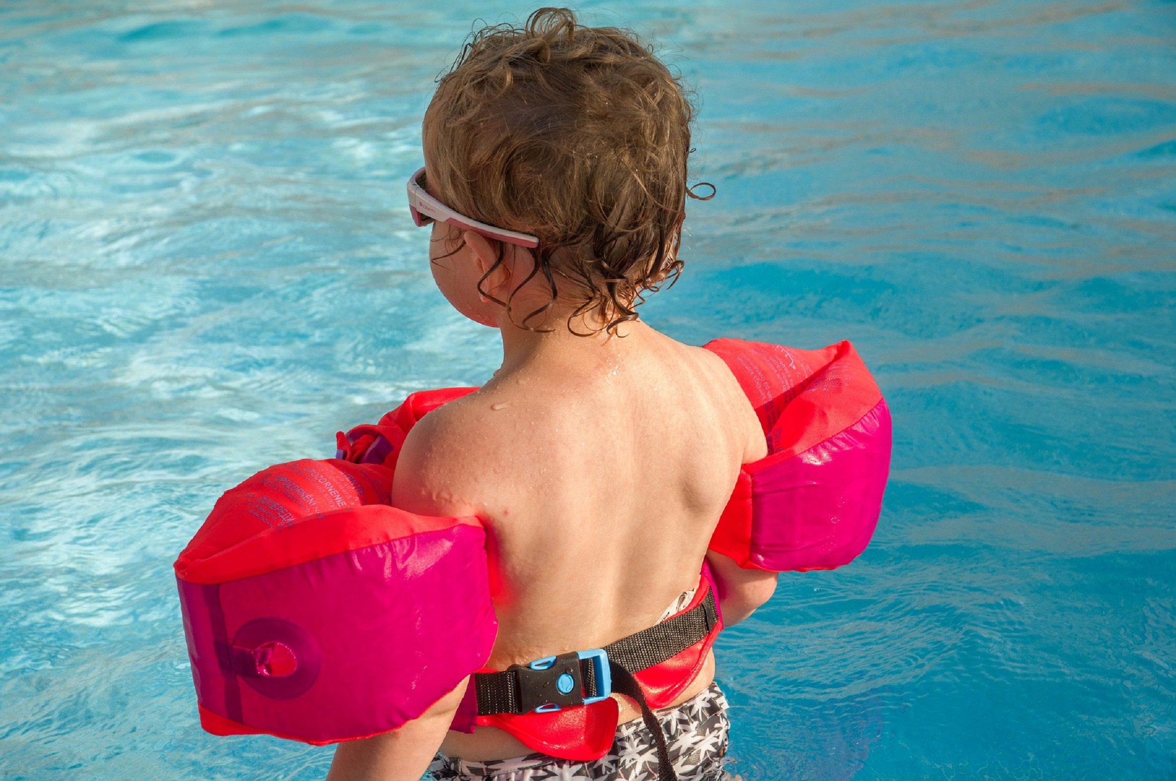 Niño piscina / Pixabay