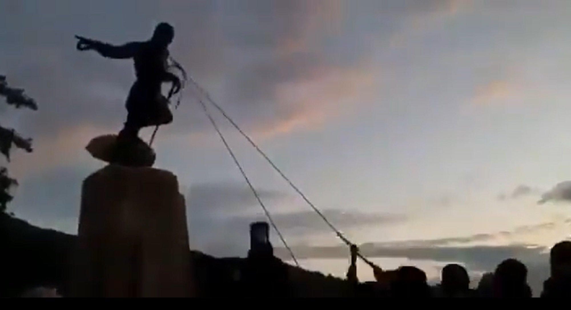 Tiran al suelo la estatua del colonizador español Belalcázar, en Colombia