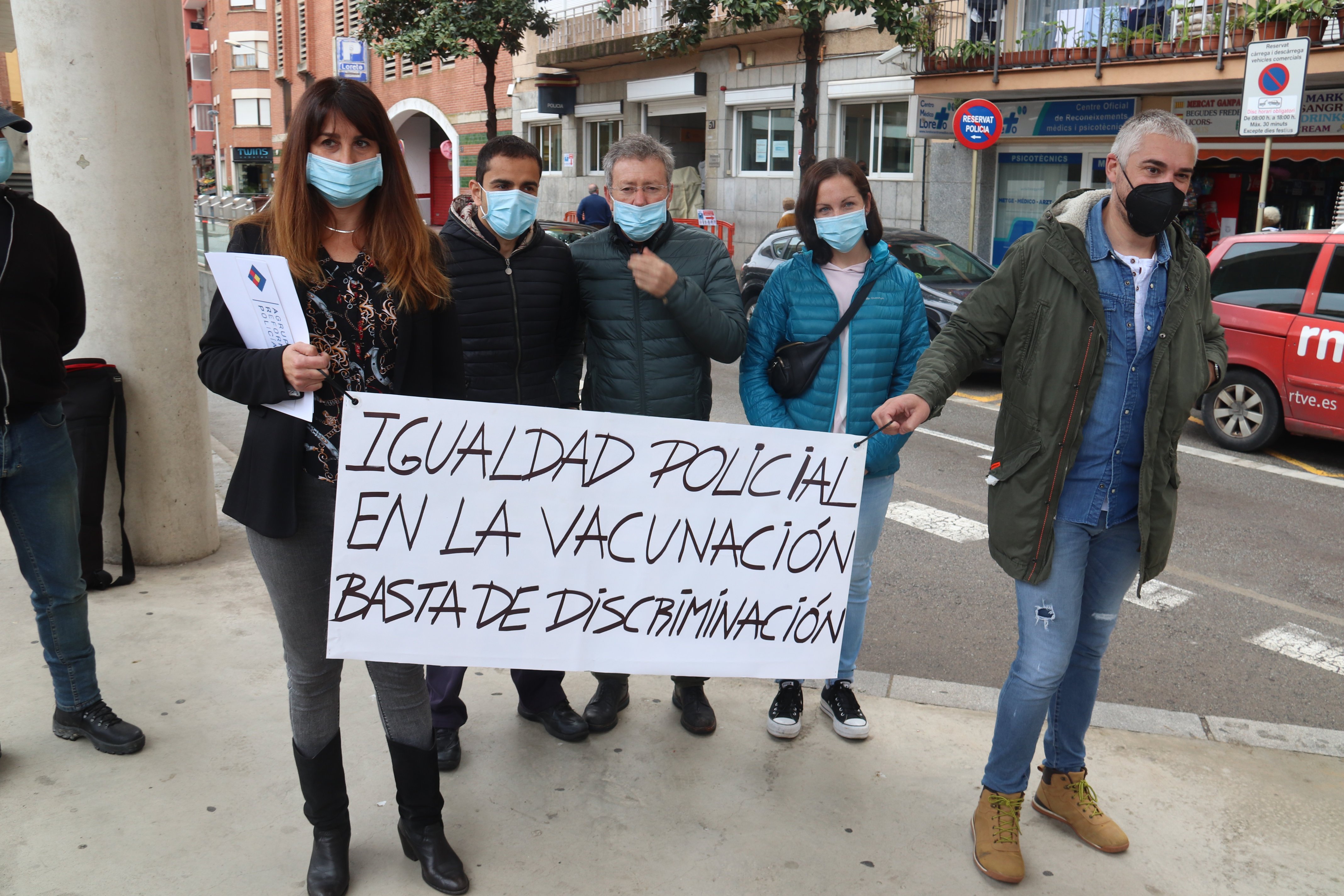 Agentes de la policía española se manifiestan para exigir vacunas anti-Covid