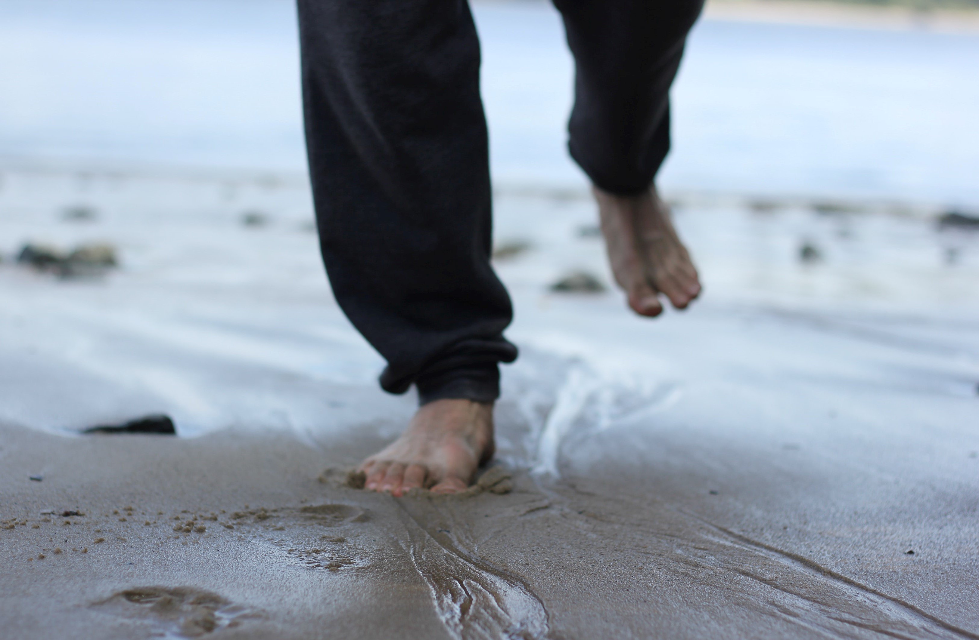 'Barefoot walking', la perillosa moda que posa en risc els teus peus