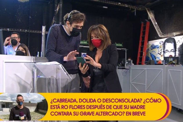 María Patiño mira el móvil Telecinco