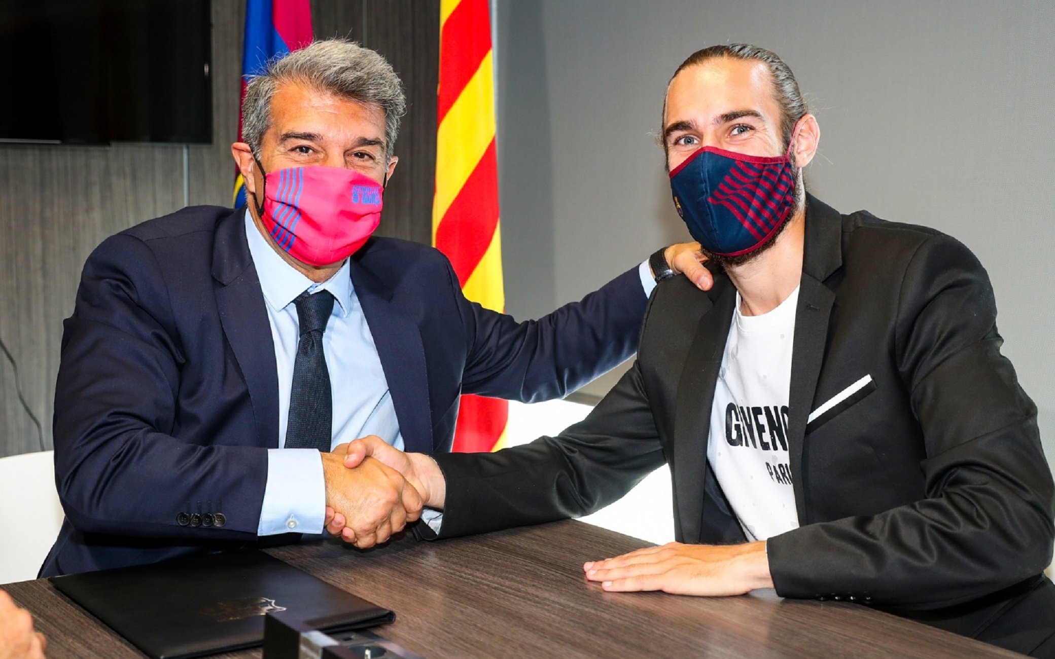 El Barça anuncia la renovación de Óscar Mingueza hasta el 2023