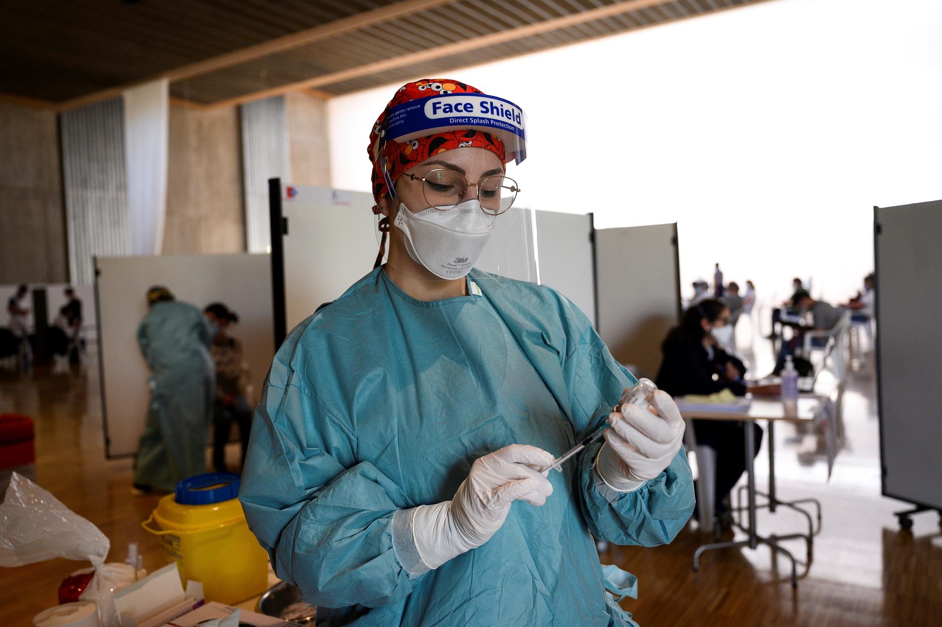 Espanya tanca una setmana de baixada en els indicadors de la Covid-19