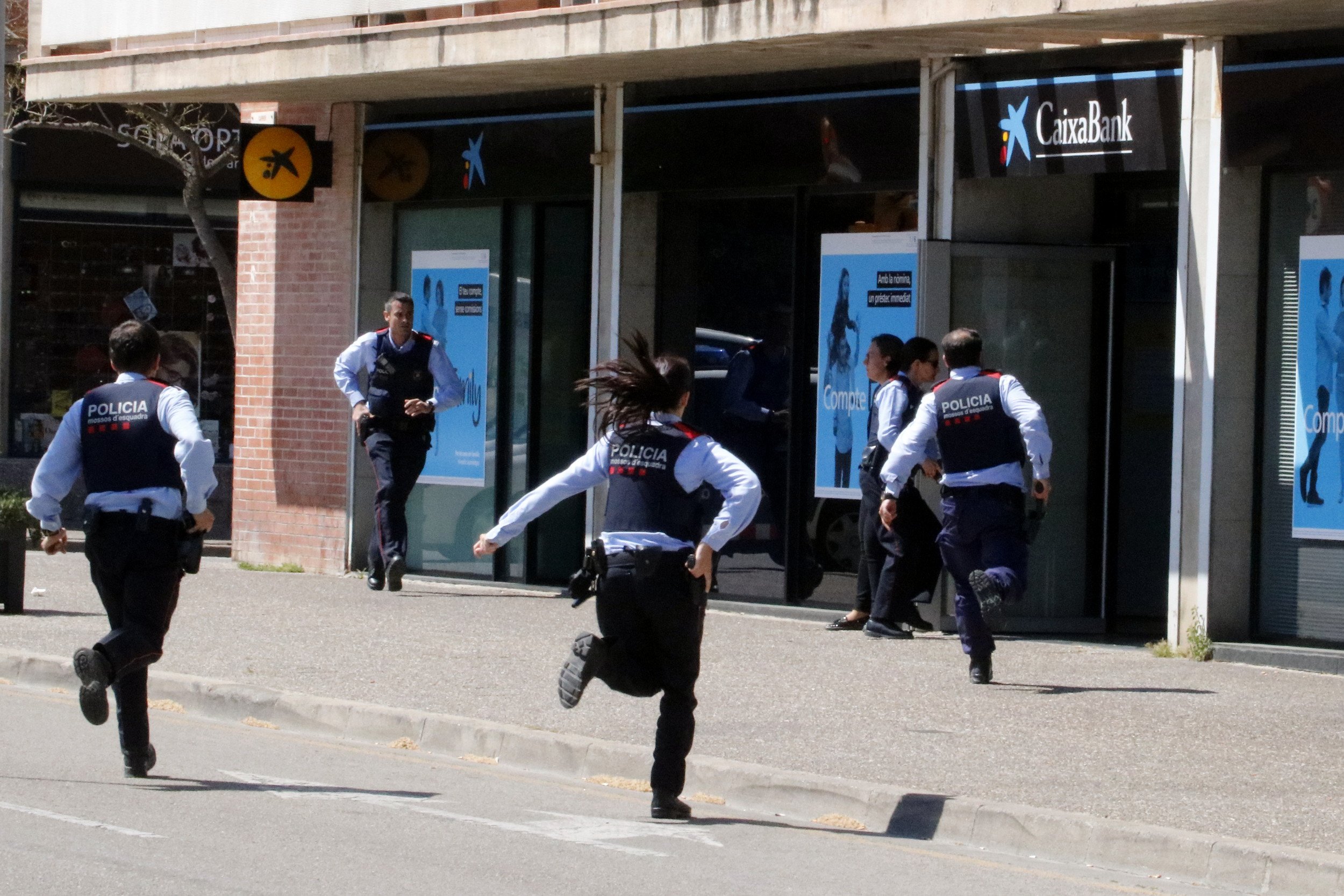 Atracament a mà armada en un banc de Girona