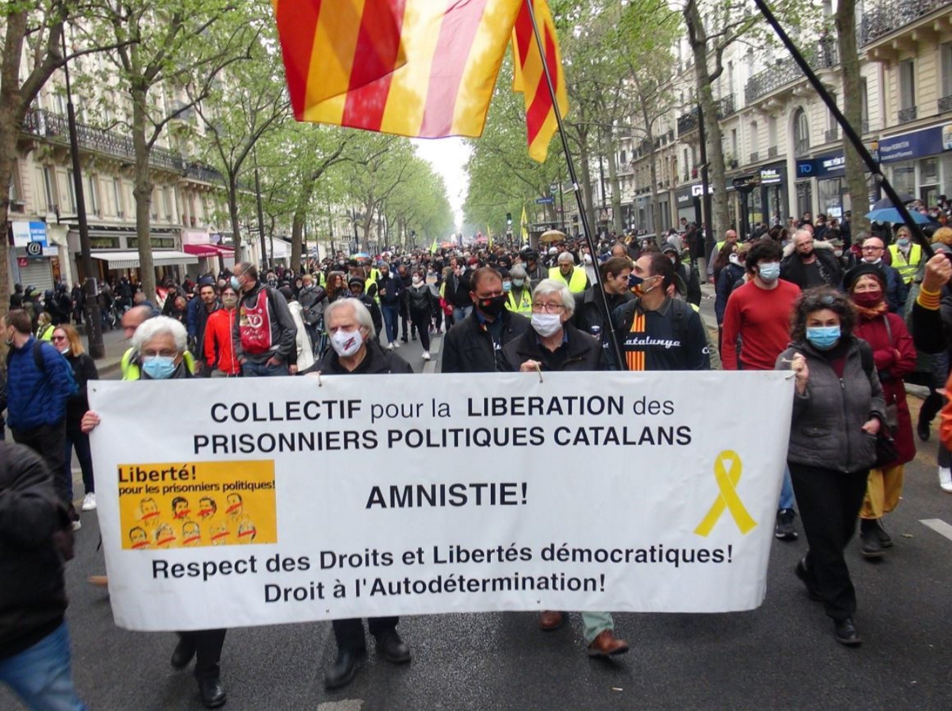Apareix una pancarta 'indepe' al 1 de Maig a París