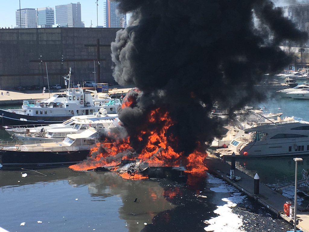 La cadena de errores en el incendio del puerto del Fòrum