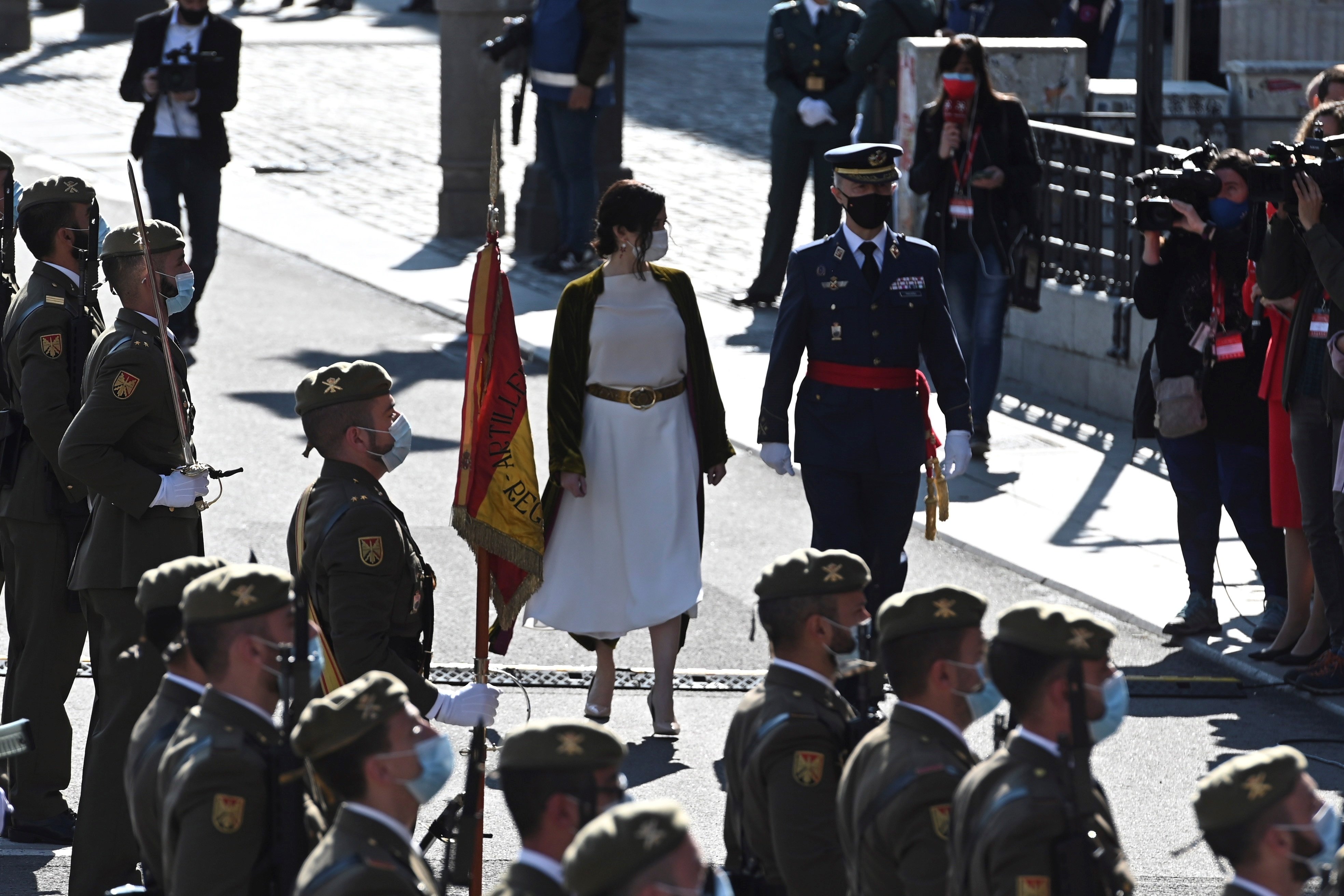 Ayuso hace 'un Rajoy' en el 2 de Mayo: "Qué ganas de que esto pase, es un plomo"