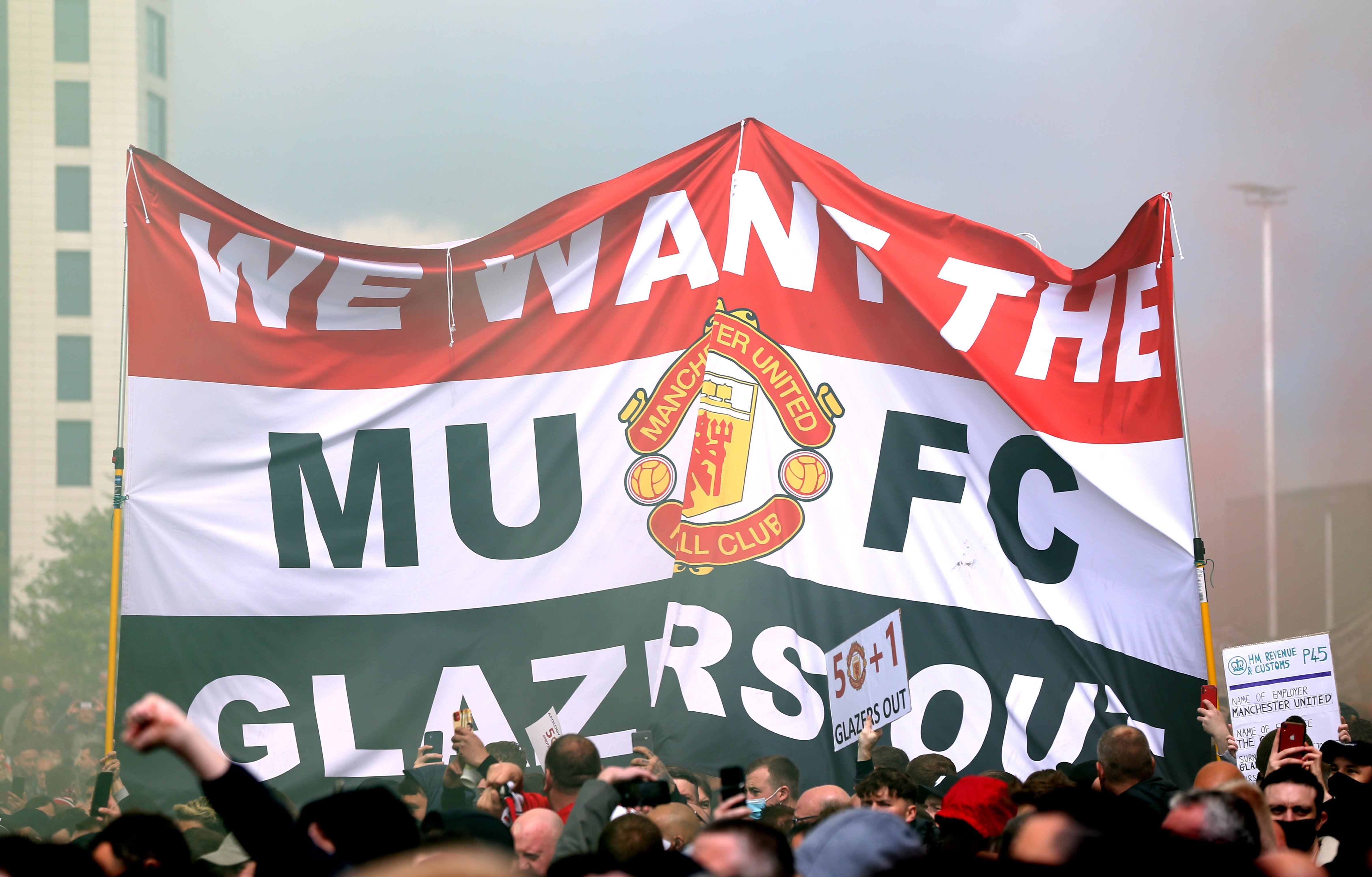 Seguidors del United envaeixen Old Trafford: suspès el duel contra el Liverpool