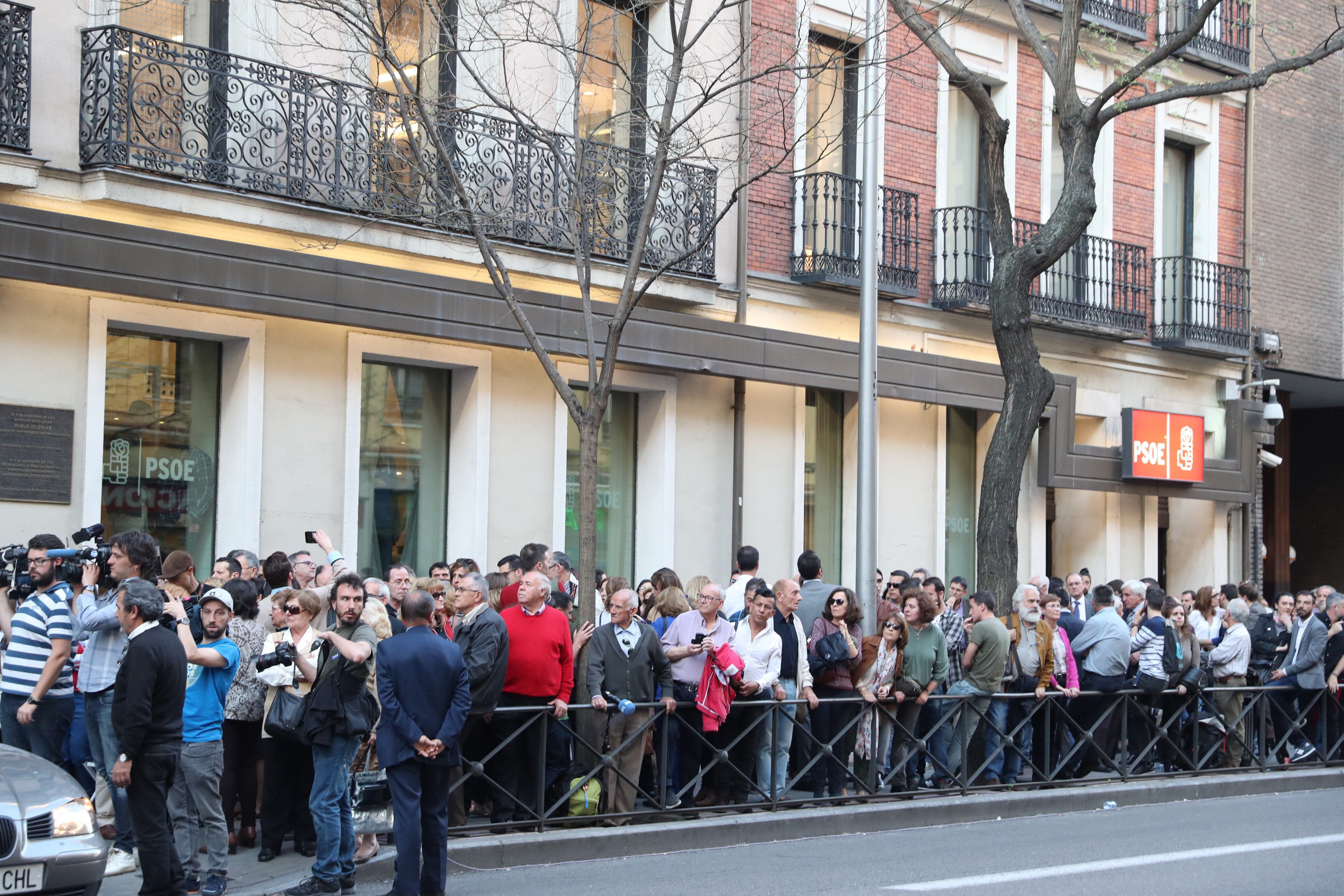 Multitudinari adéu a Chacón, que demà serà incinerada a Madrid