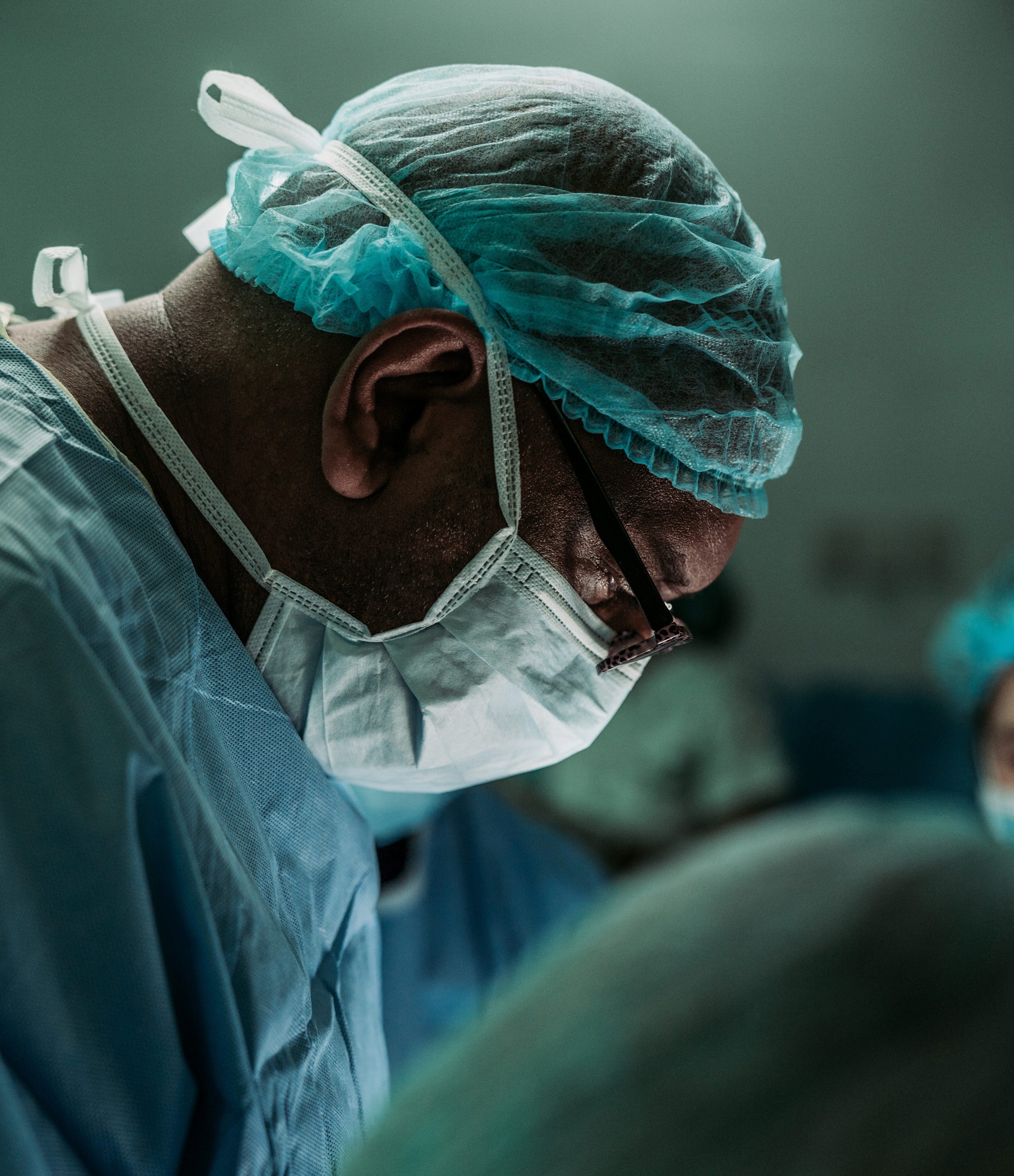 Diez médicos traumatólogos y cirujanos ortopédicos destacados