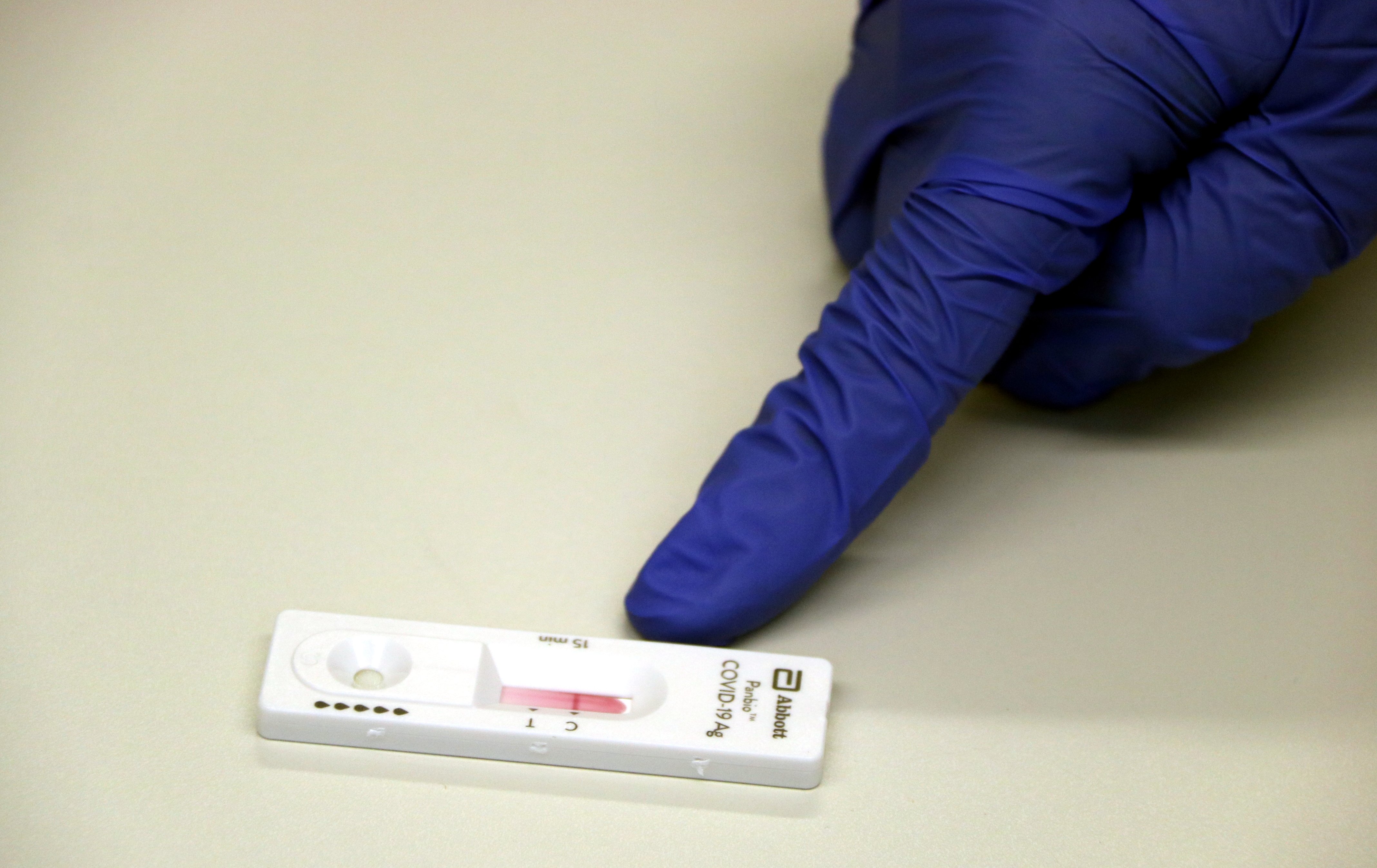 Covid | Les farmàcies aposten per fer tests per destensar el sistema sanitari