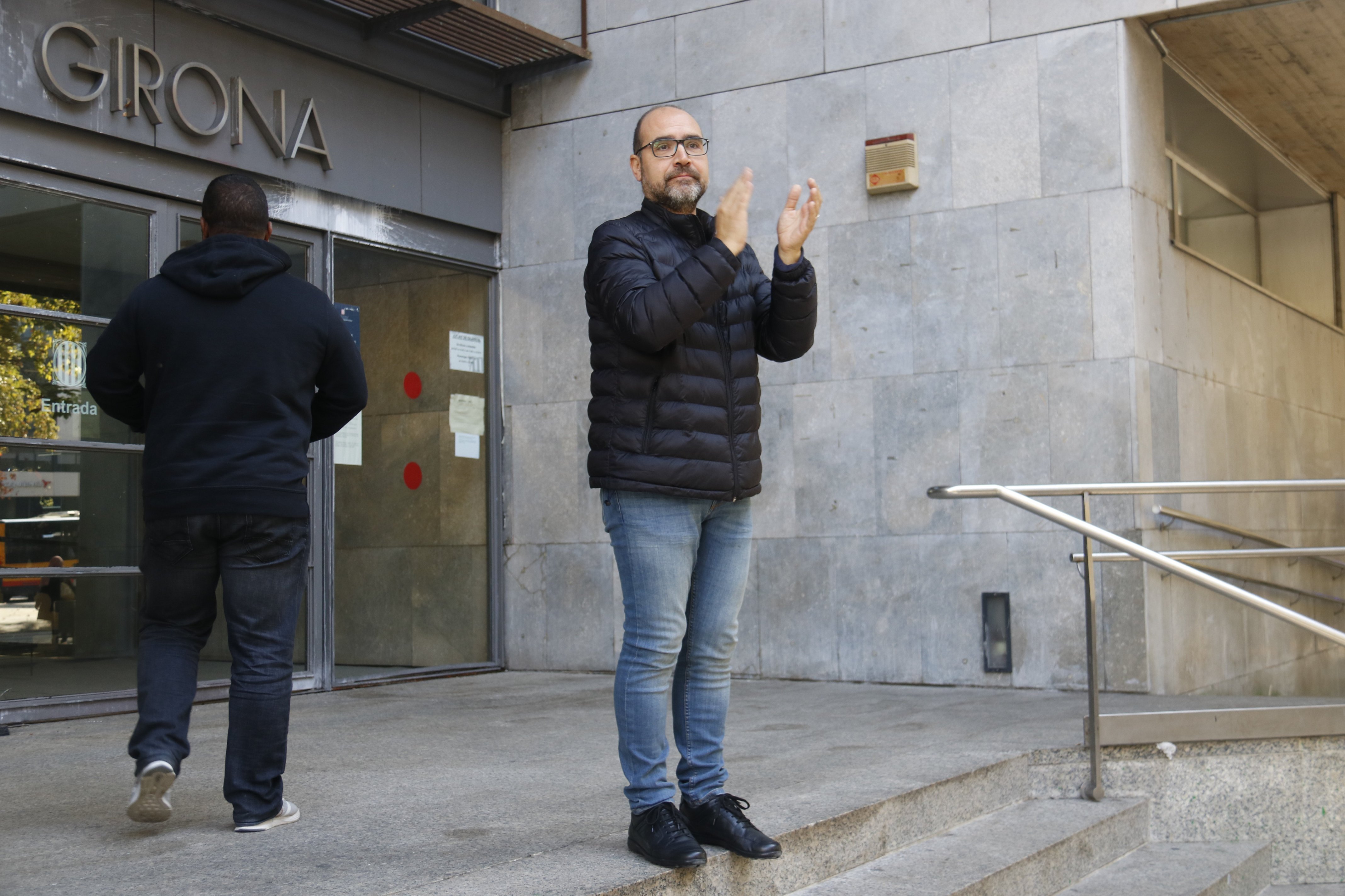 El alcalde de Sarrià de Ter se enfrenta a la inhabilitación por una pancarta