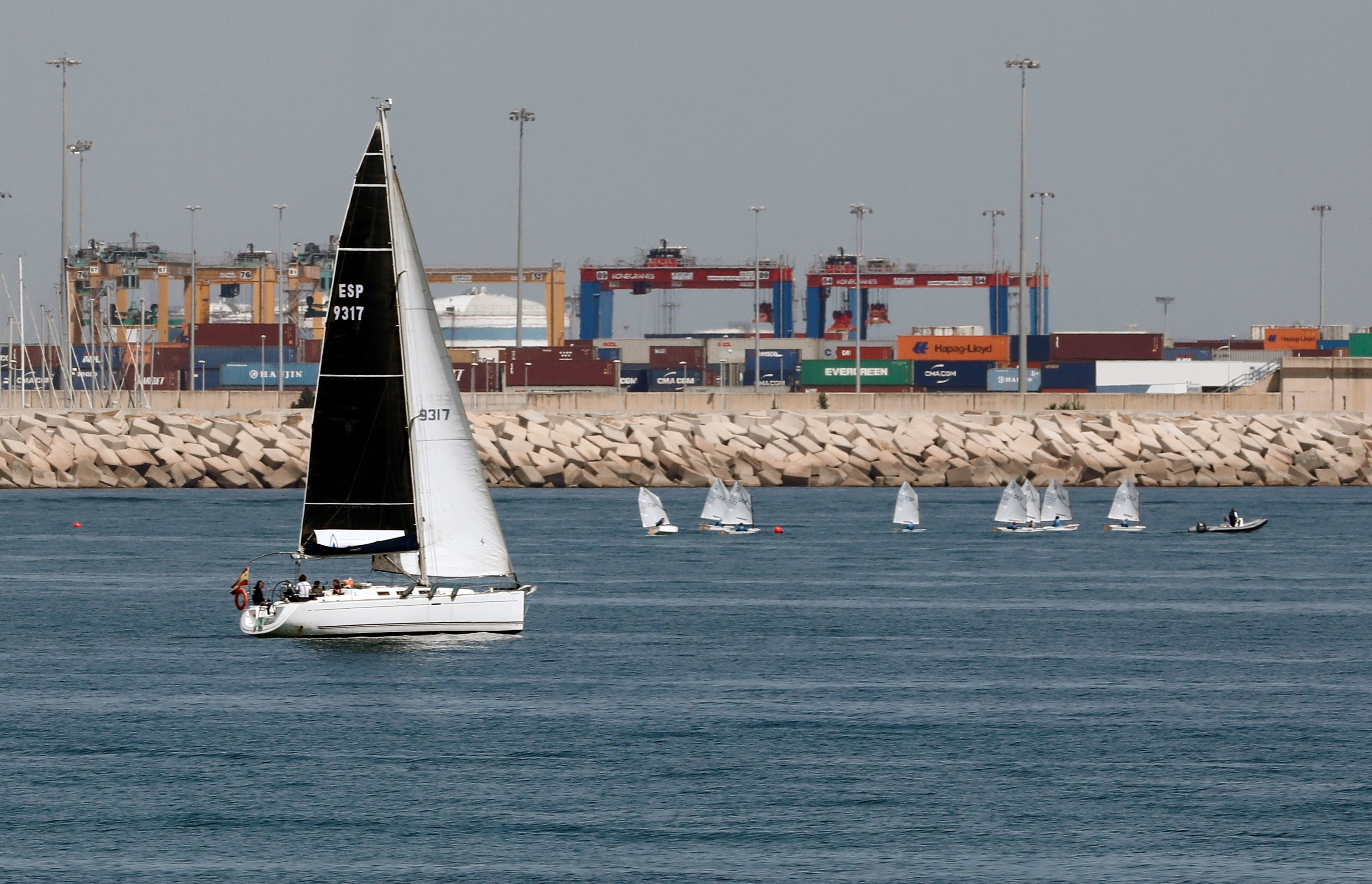 Dos vaixells confinats al Port de València per tripulants amb símptomes de Covid