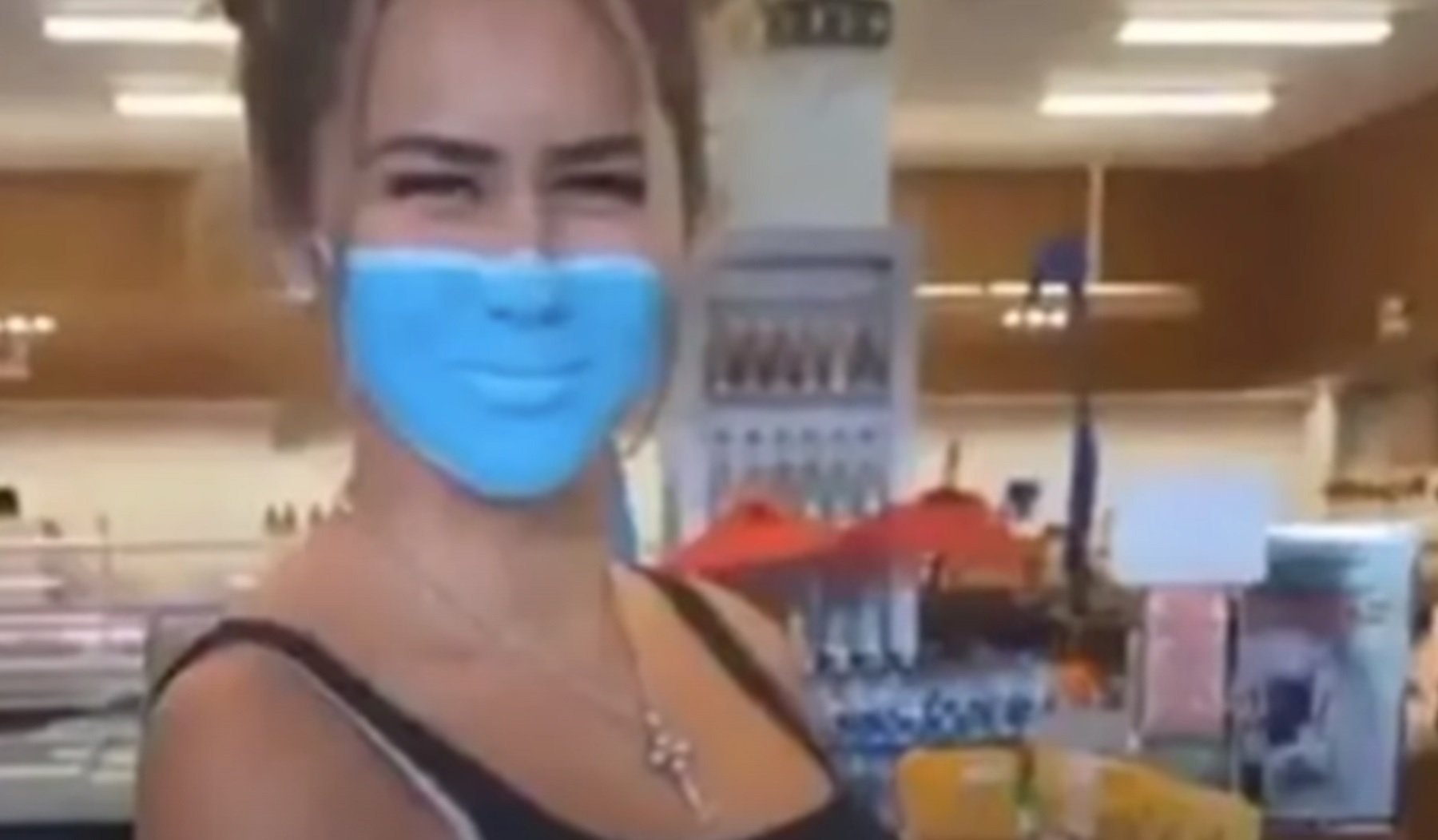 Así acaba la broma de dos influencers que se pintan una mascarilla en la cara