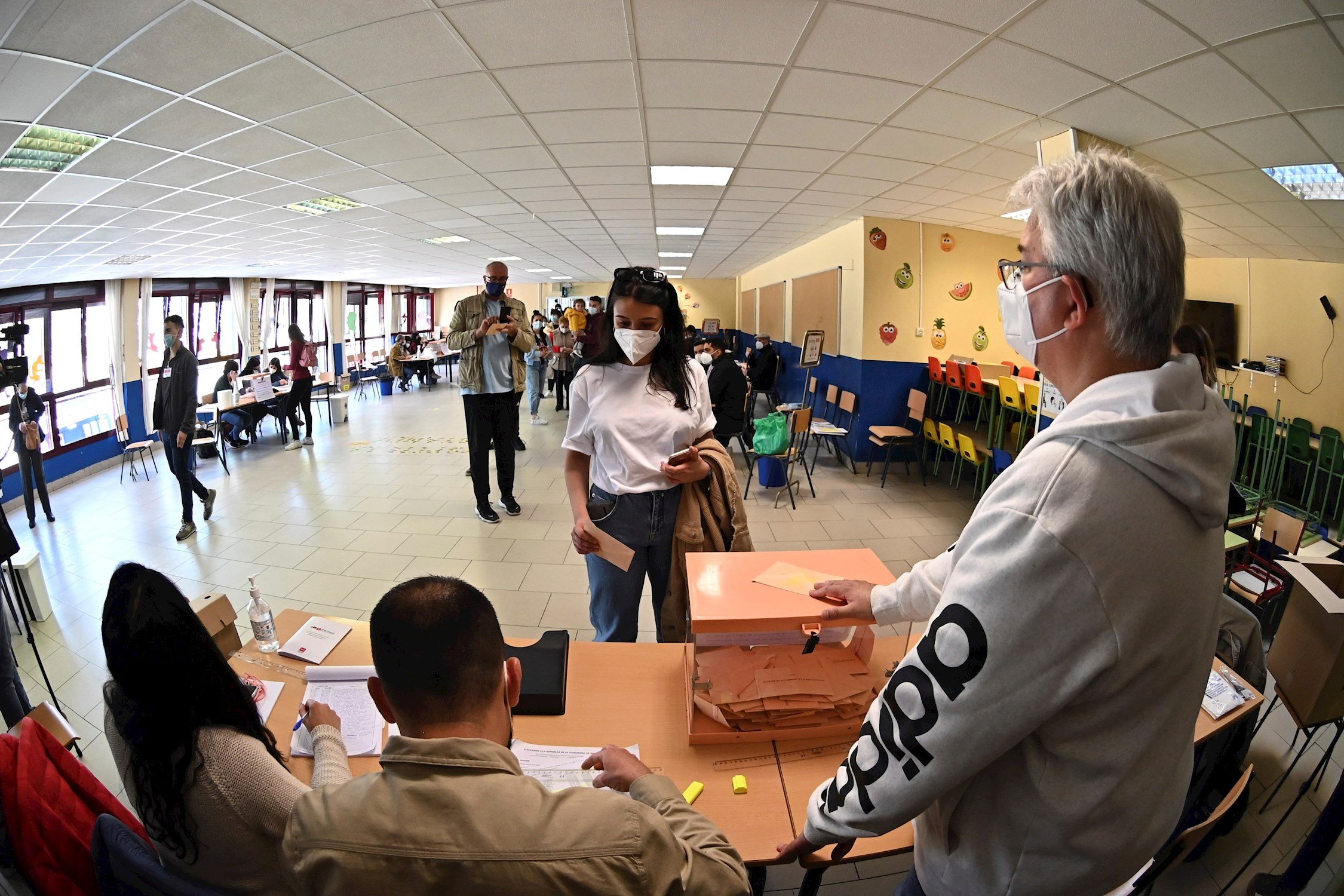 La participació a les eleccions de Madrid és del 28%, 2 punts més que el 2019