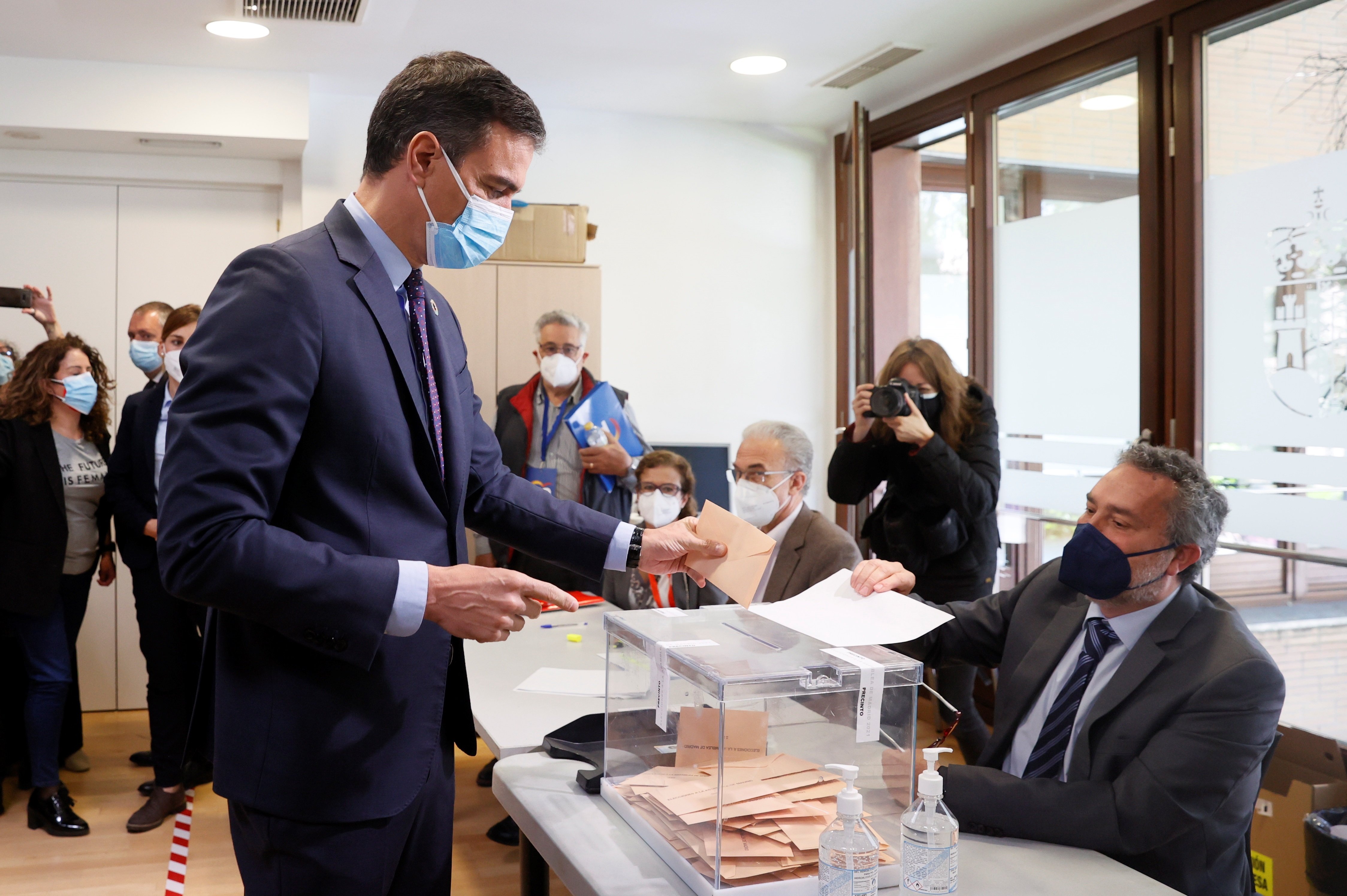 Sánchez, abucheado en el colegio electoral después de votar