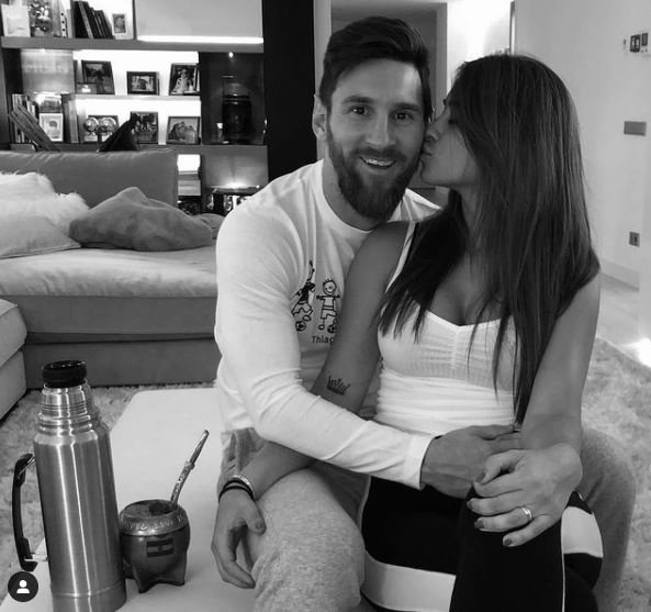 messi y antonela blanco y negro