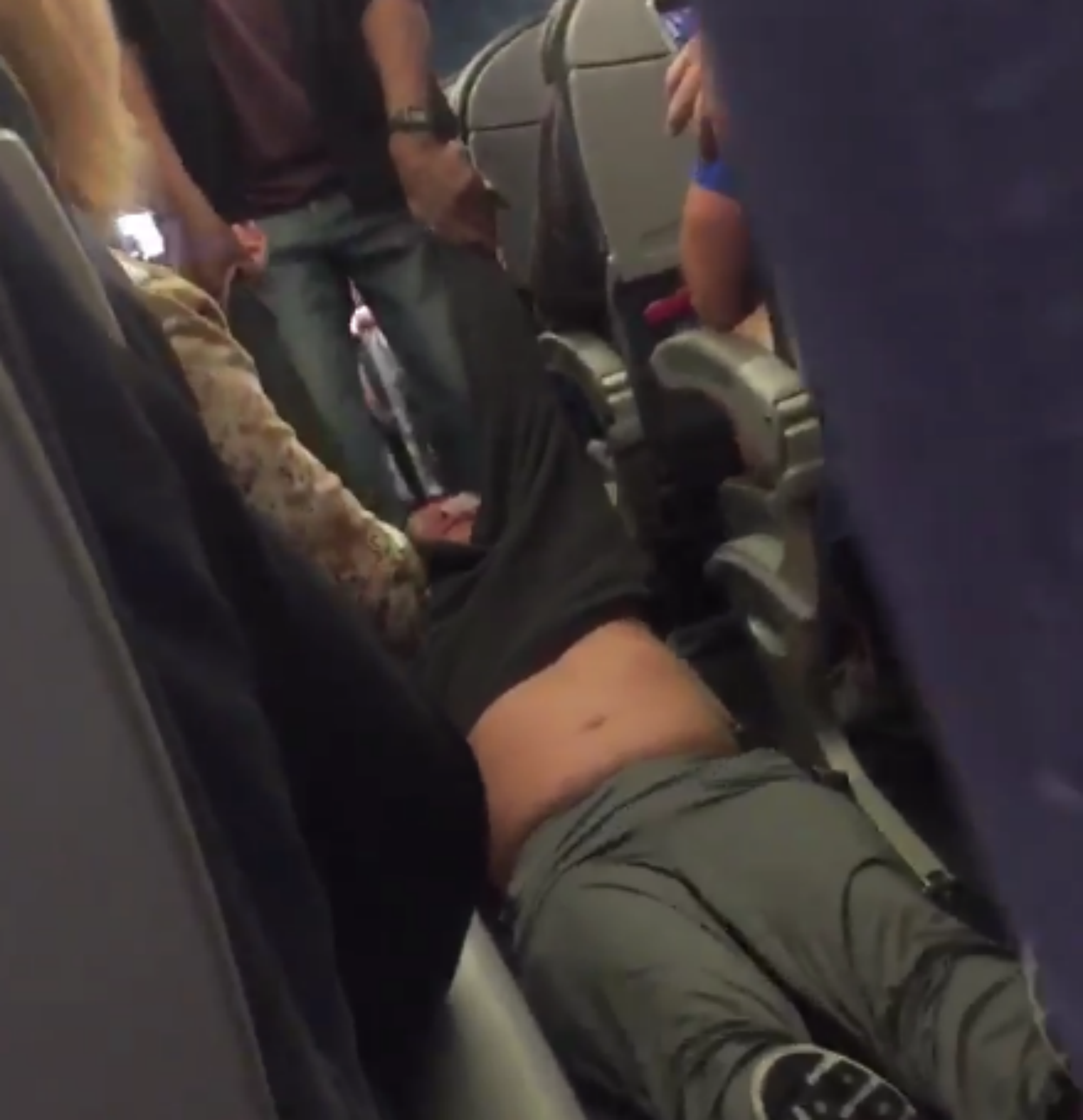 VÍDEO: Lo expulsan a la fuerza de un vuelo con 'overbooking'