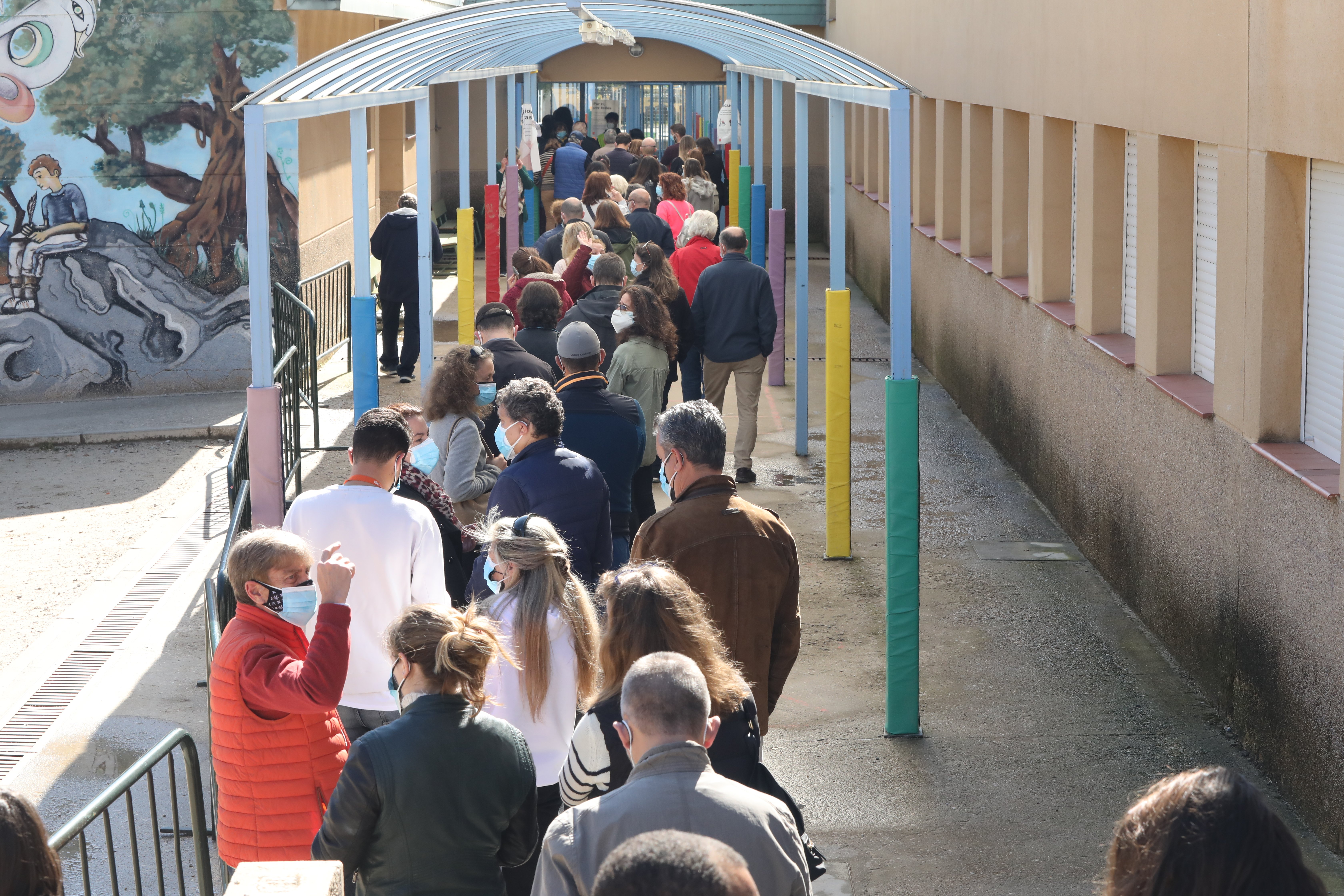 La participació a Madrid es dispara dotze punts i supera el 76%