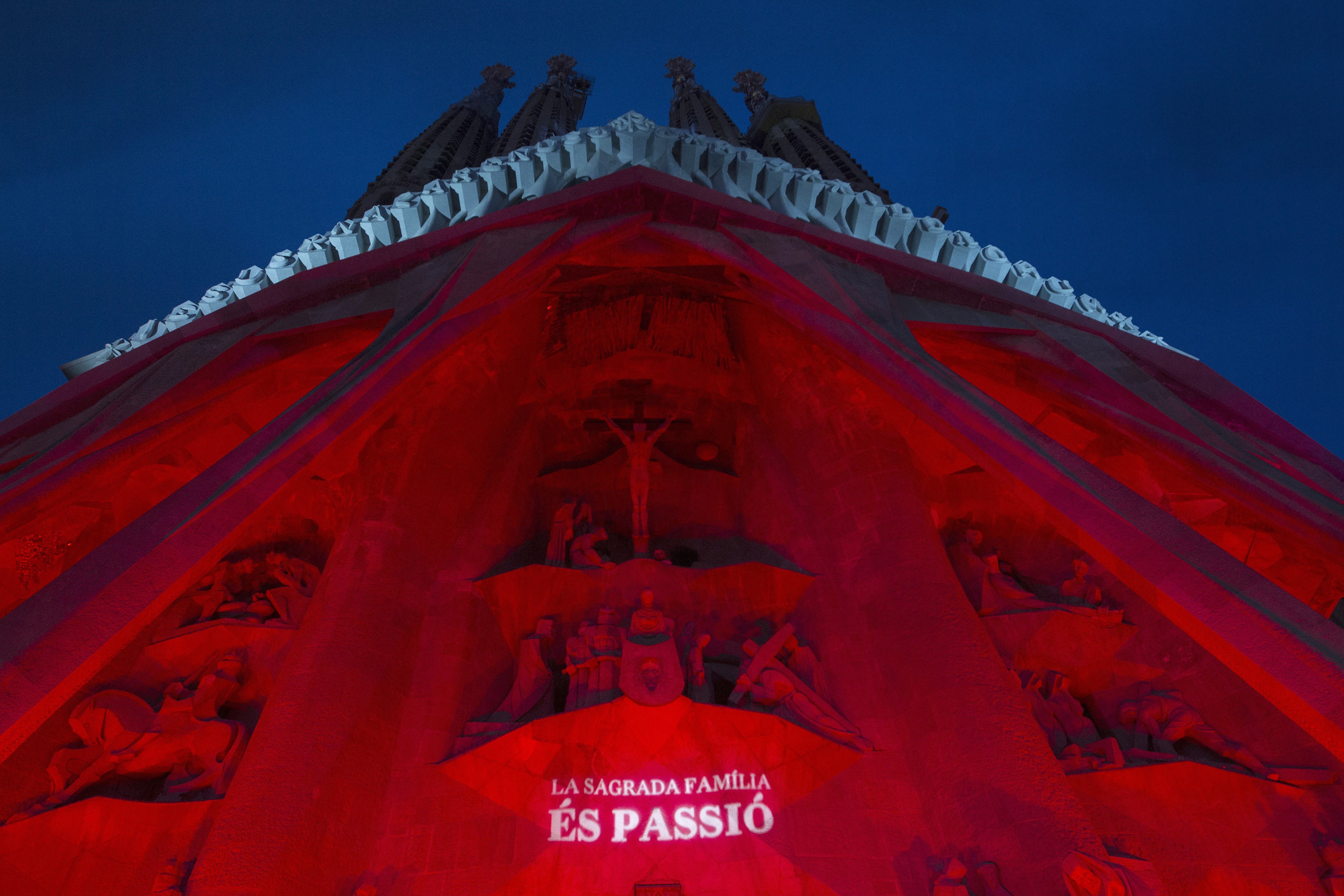 La Sagrada Familia luce colores en la fachada de la Pasión