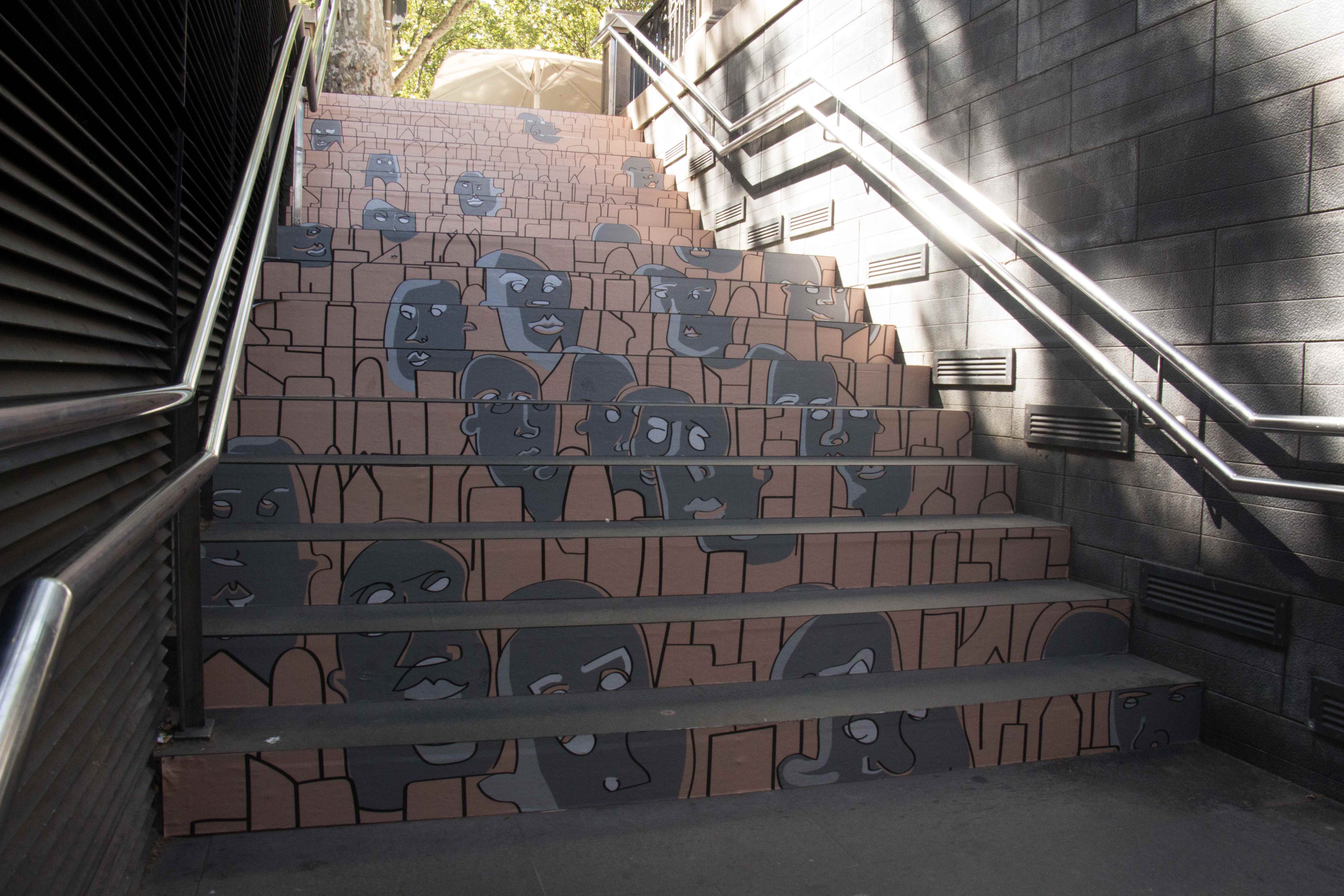 L'art brolla de les escales del Metro