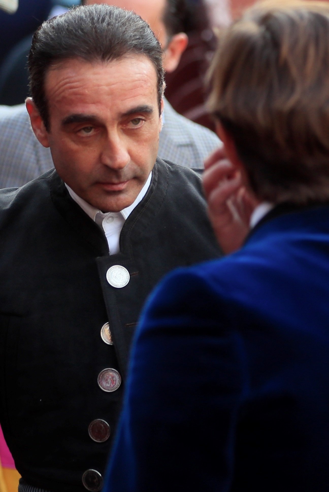 Enxampat el torero Enrique Ponce torejant amb botons amb la cara de Franco