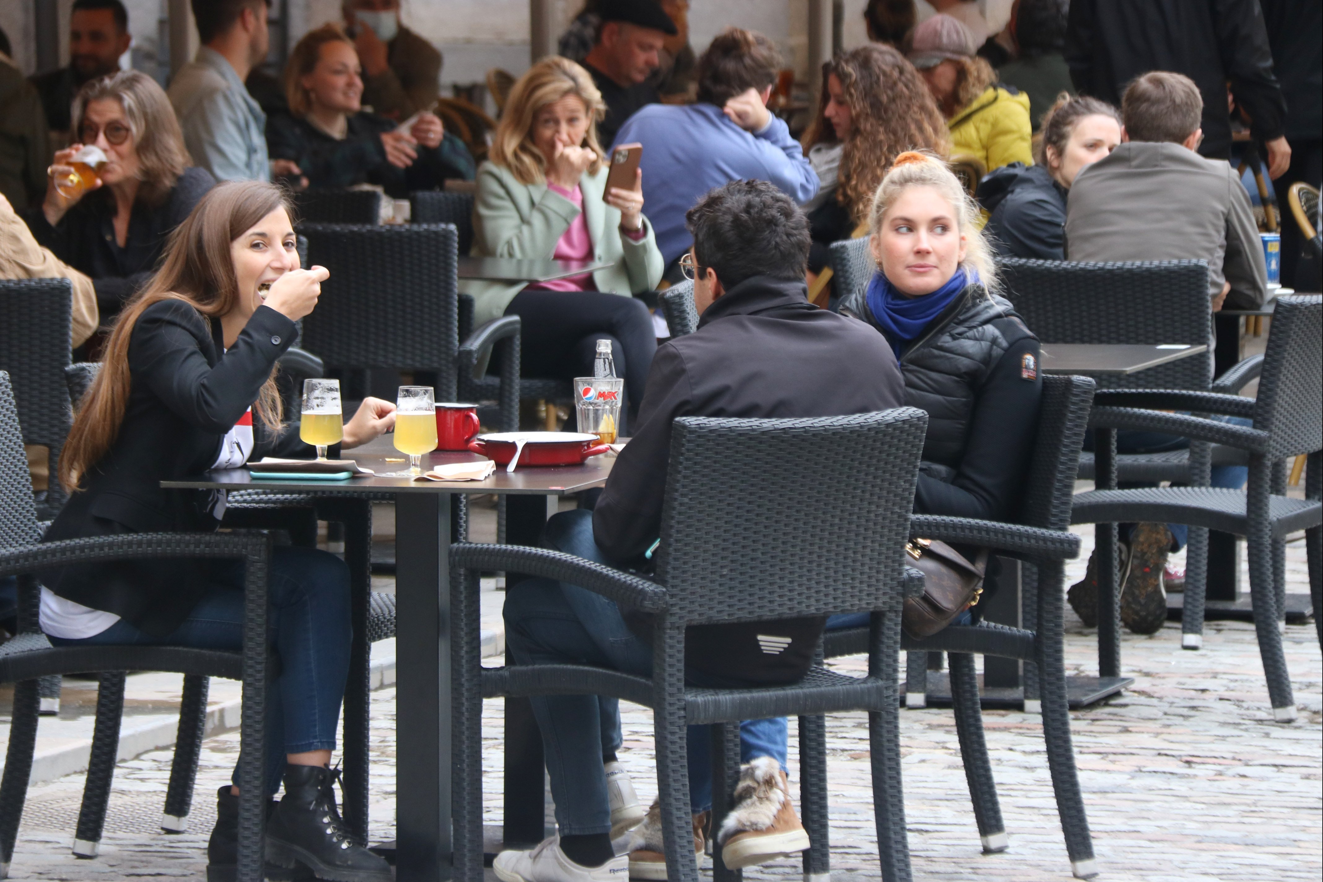 El TSJC avala mantener el máximo de seis personas en los encuentros sociales