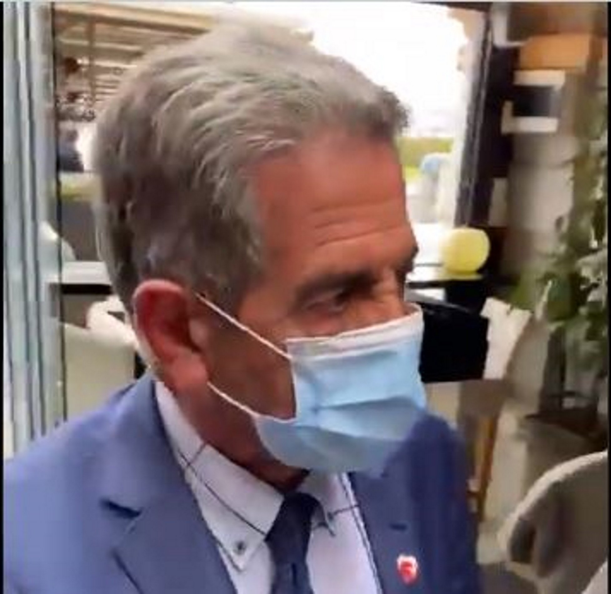 Pillan a Revilla en un restaurante comiendo y fumando