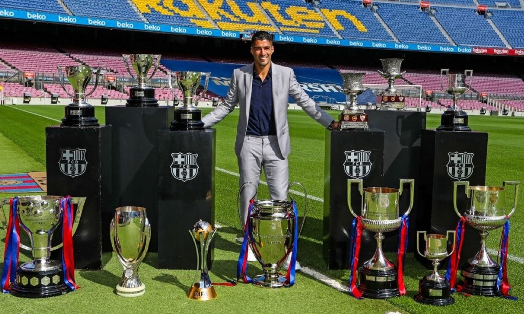 Homenaje a Luis Suárez antes del Barça-Atlético de Madrid