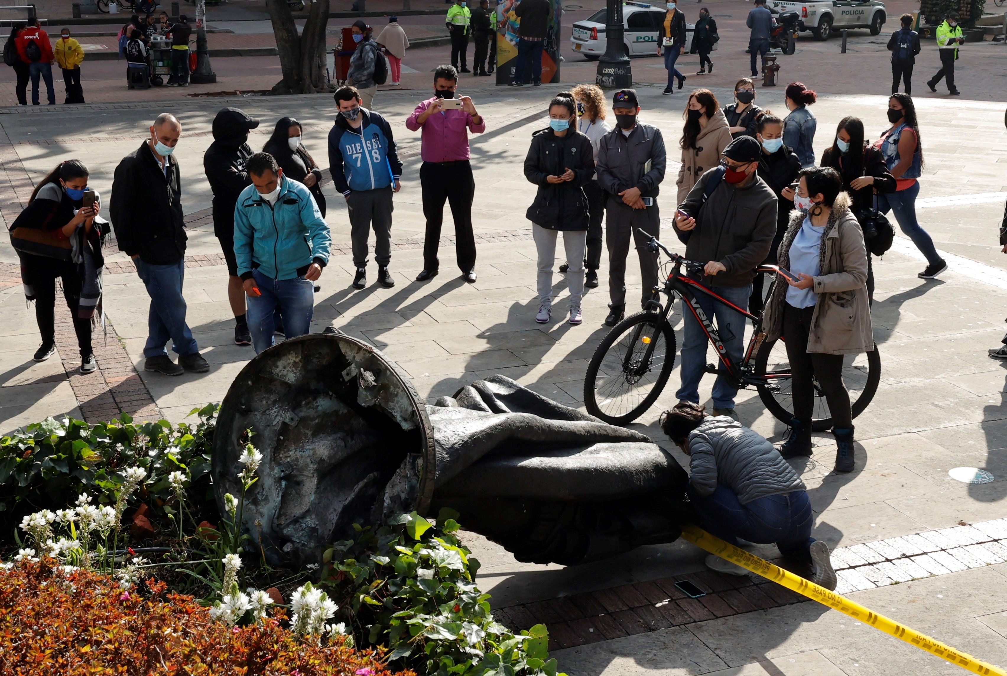 Derriban la estatua de un conquistador español en Colombia