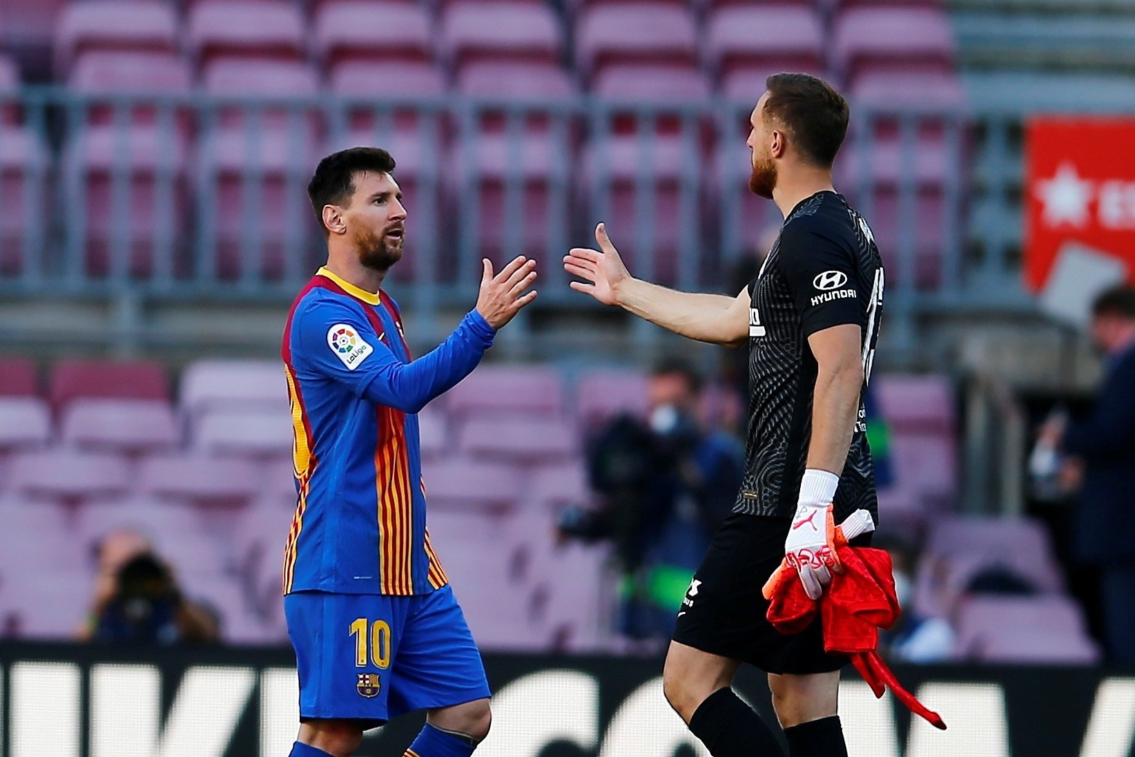 Barça y Atlético empatan a nada y sirven la Liga al Real Madrid (0-0)