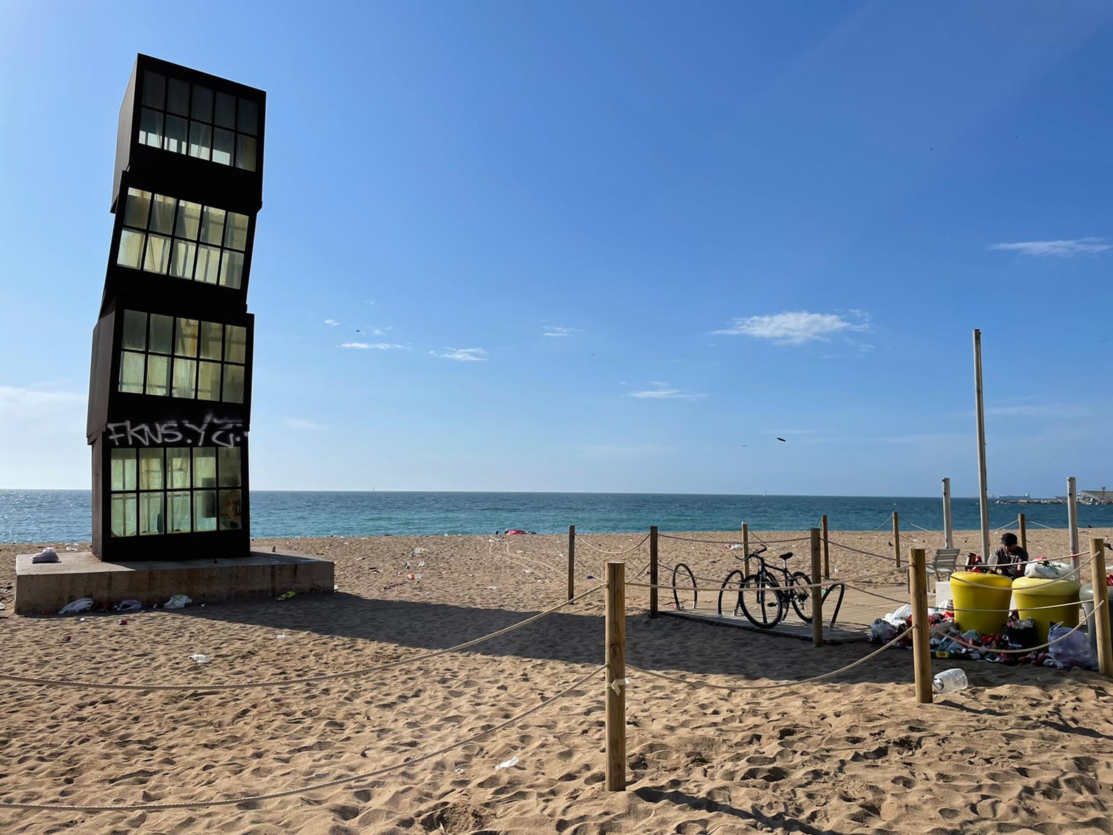 Barcelona, de resaca: playas sucias y 6.500 personas desalojadas