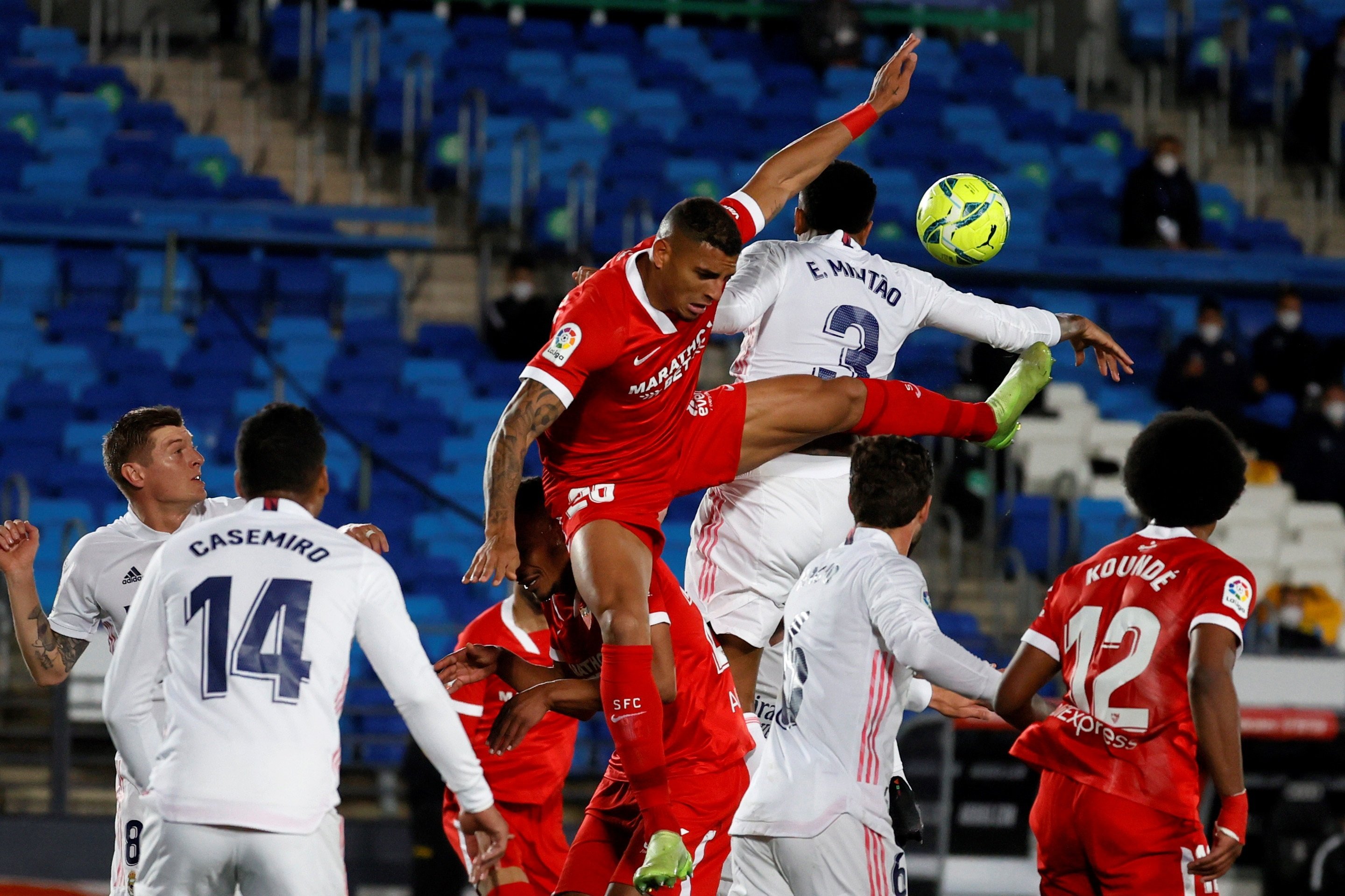 El Madrid empata al descompte contra el Sevilla i no assalta el lideratge (2-2)