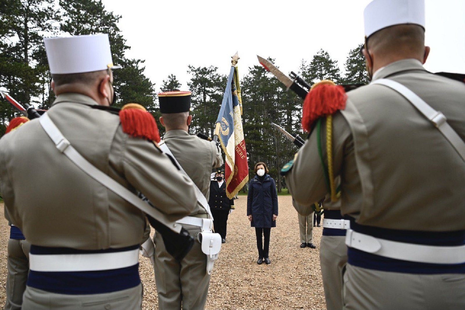 Militars francesos en actiu amenacen amb "una guerra civil" immediata