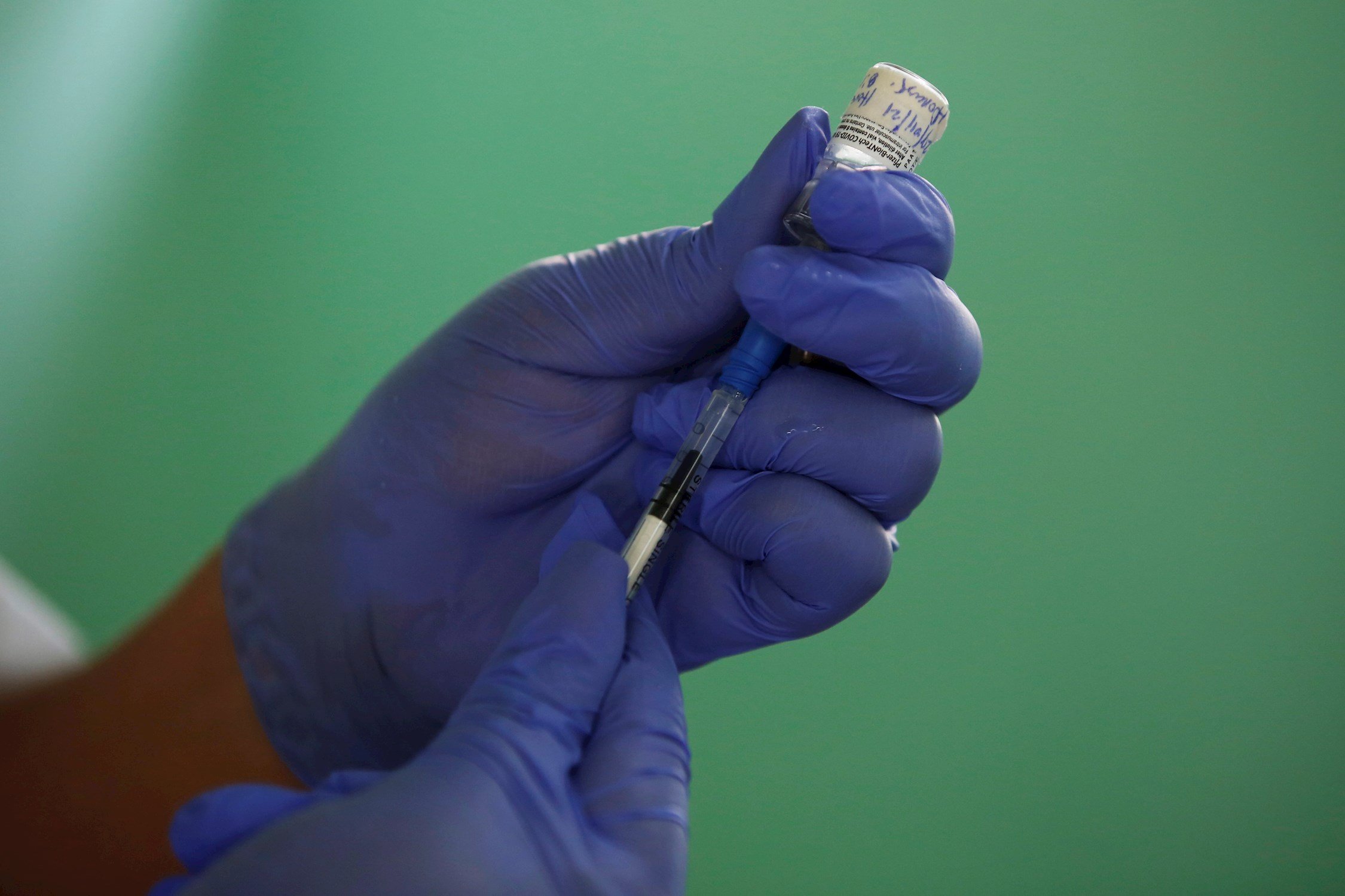 Una jove de 23 anys rep per error sis dosis de la vacuna de Pfizer