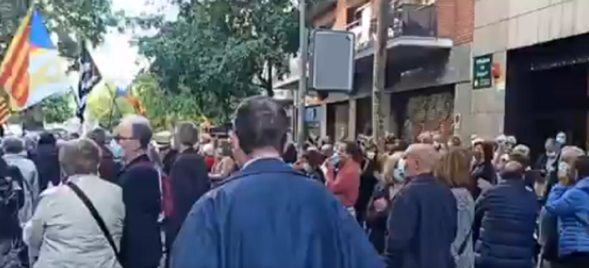 Un centenar de manifestantes piden en la sede de ERC un acuerdo independentista