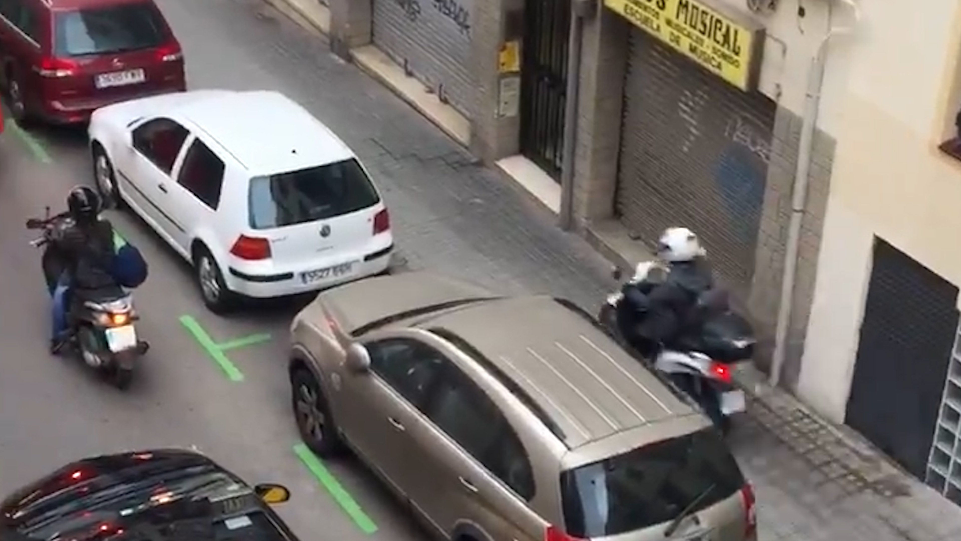 Motos todo el día circulando por la acera, pesadilla en una calle del Guinardó