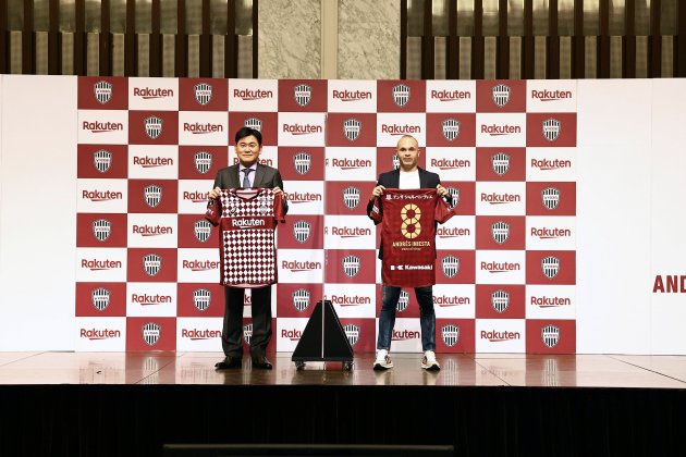 Andres Iniesta Hiroshi Mikitani Vissel Kobe EFE