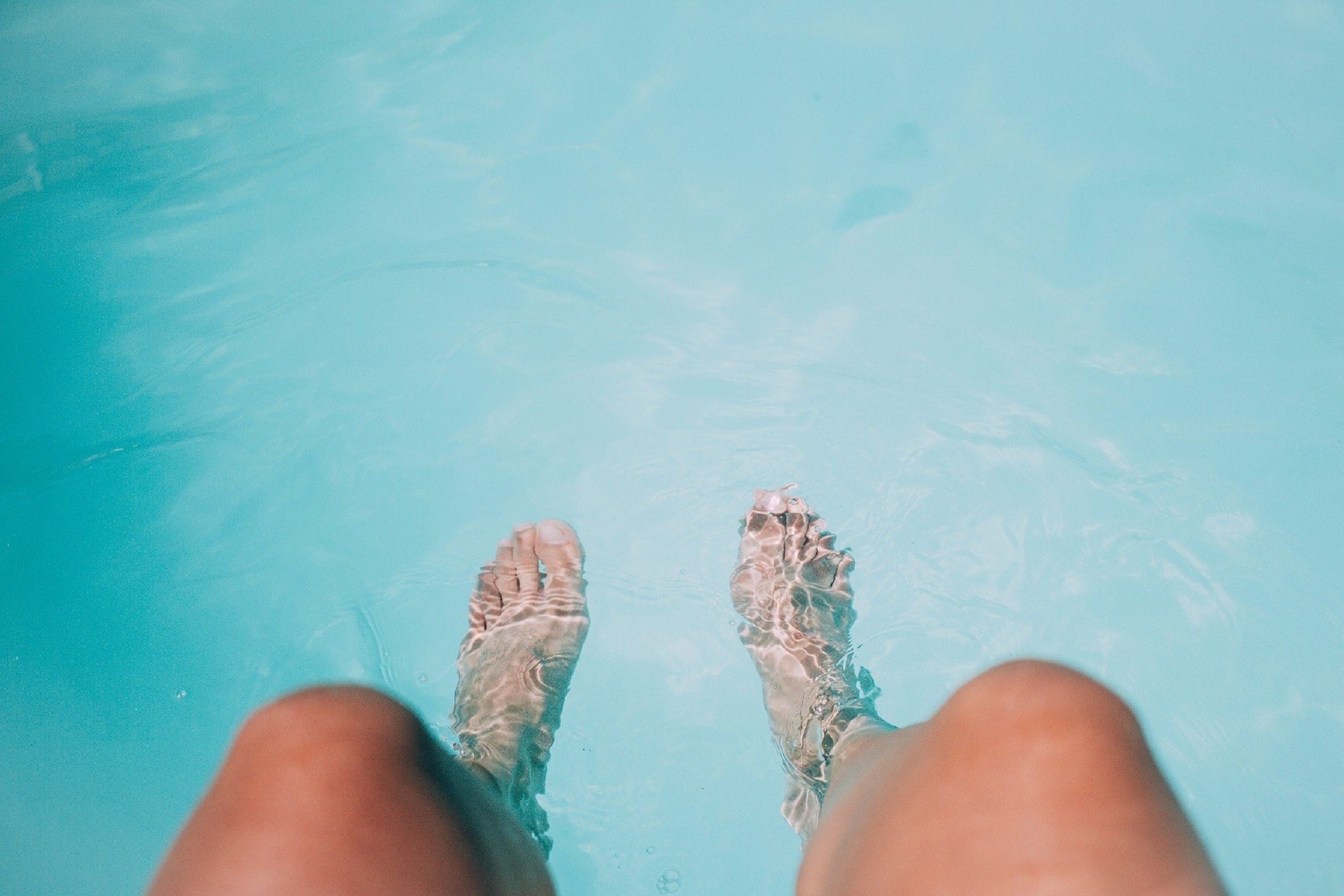 Pies piscina verano / Pixabay