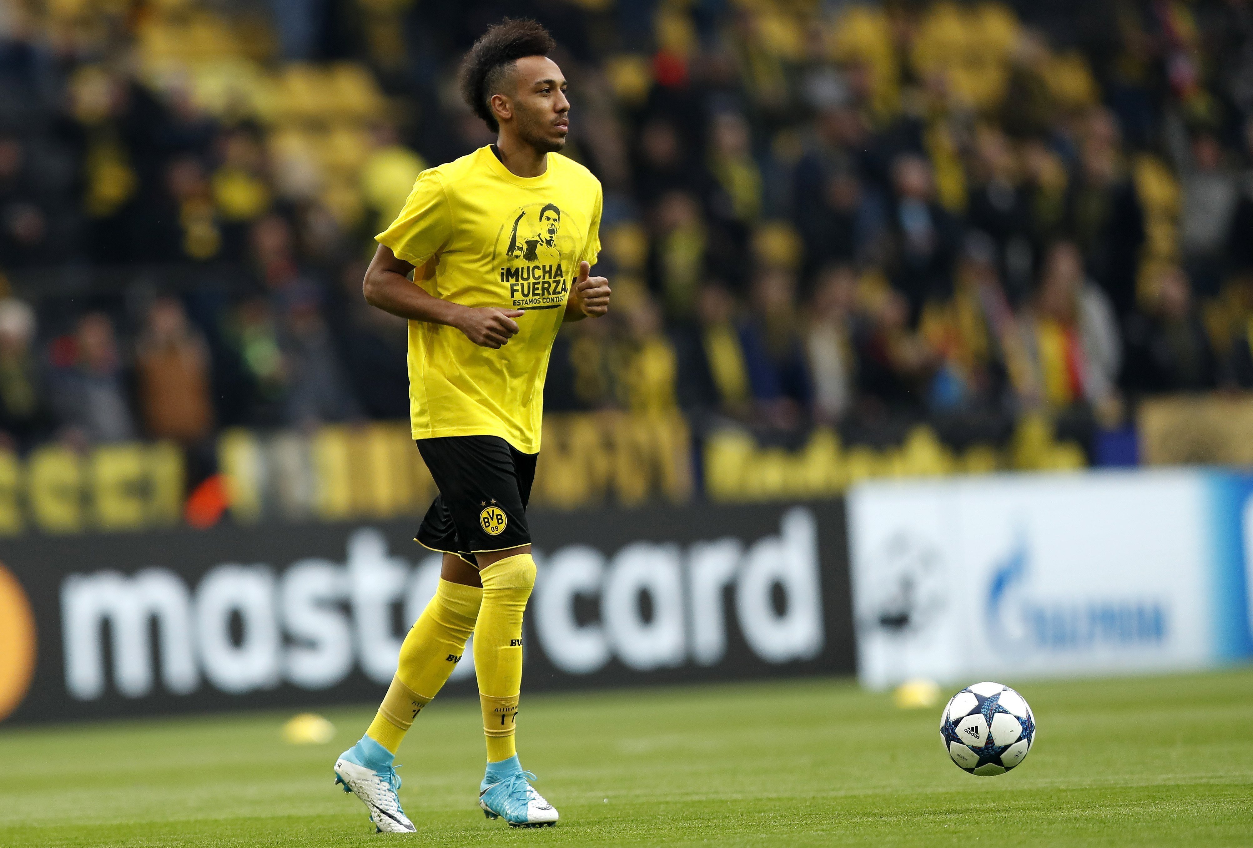 Els jugadors i aficionats del Dortmund homenatgen Bartra