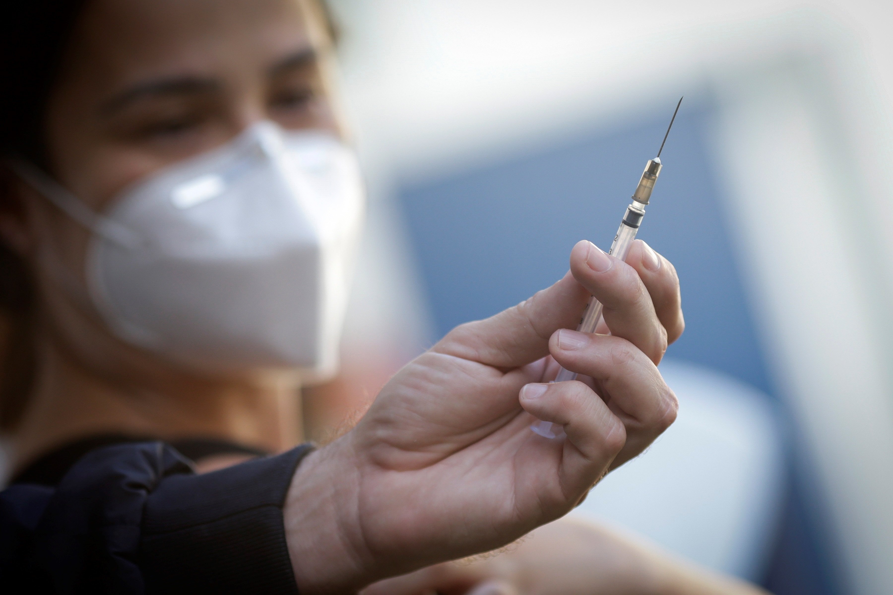 Endarrerir la segona dosi de la vacuna pot salvar vides, segons un estudi