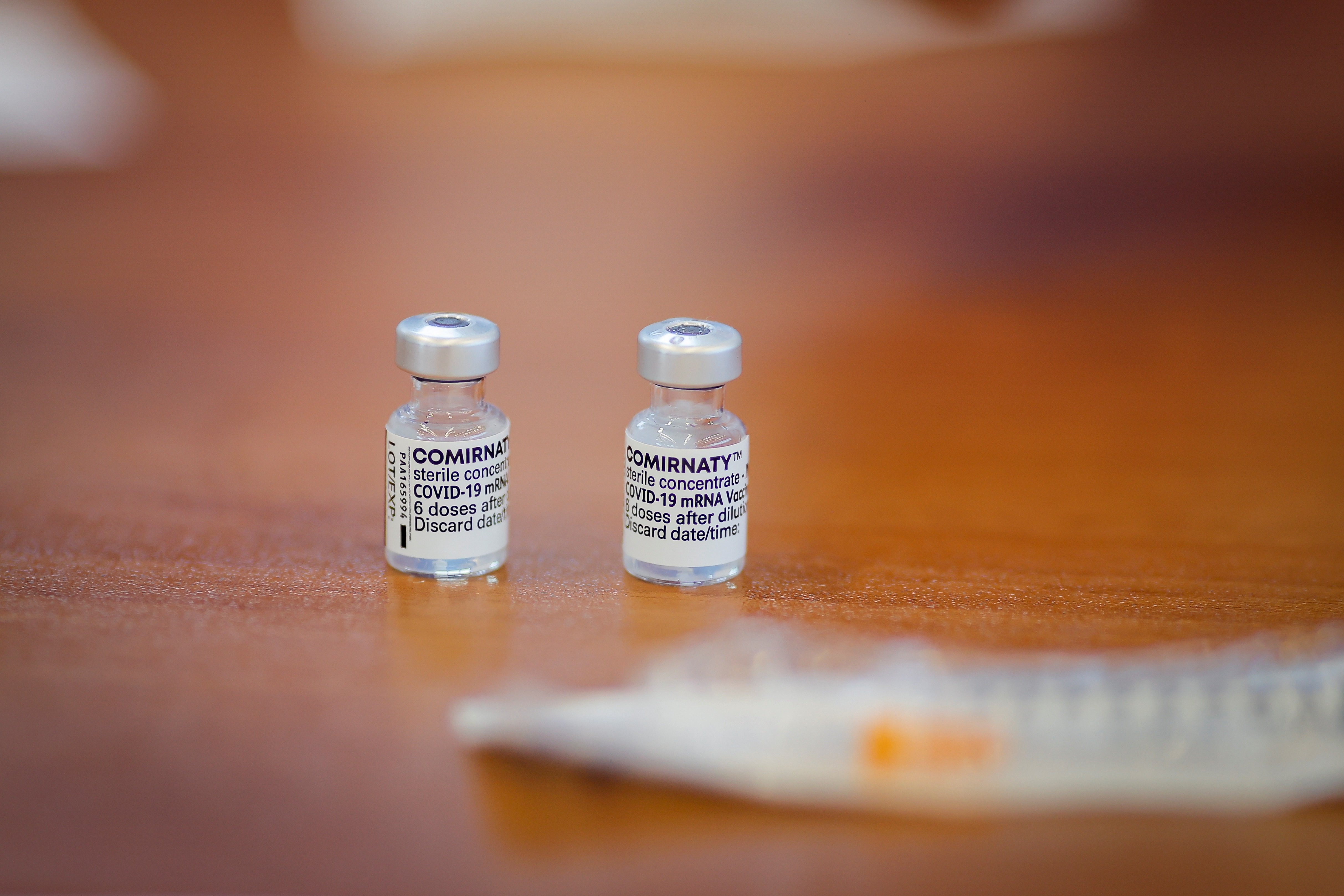 Combinar vacunas implica más efectos secundarios leves, según un estudio