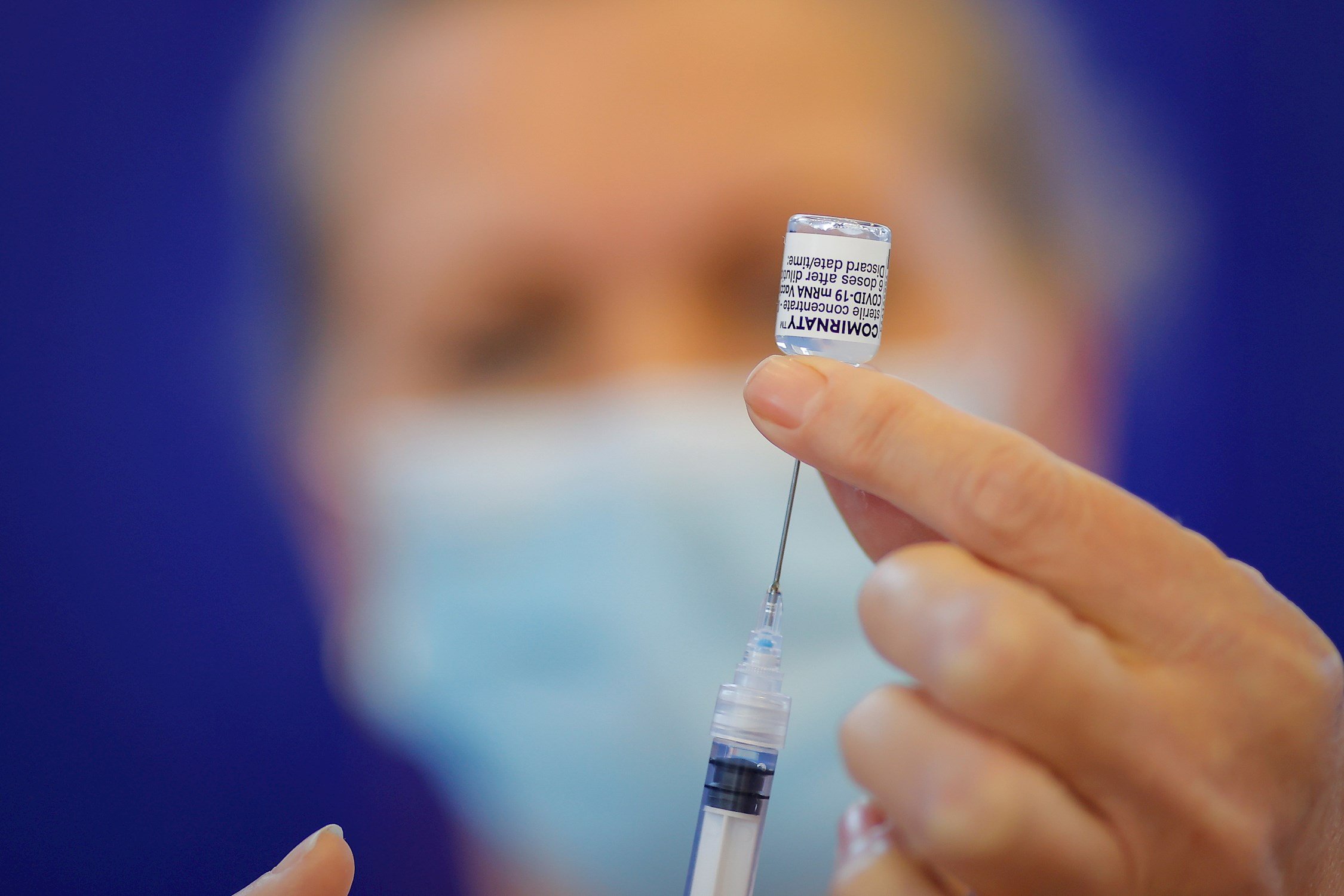 Pfizer assegura que tres dosis de la seva vacuna neutralitzen la variant òmicron