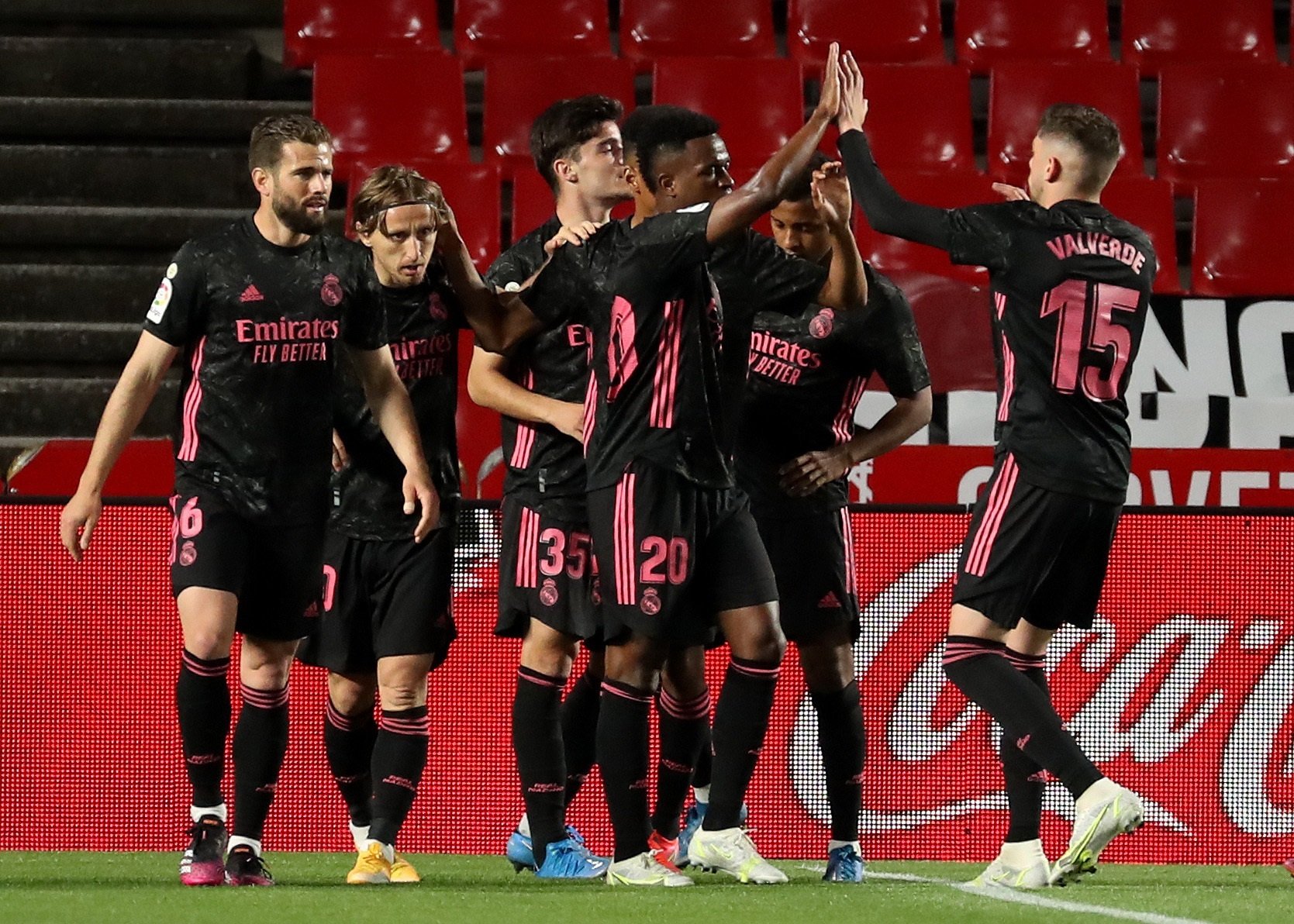 El Madrid venç plàcidament a Granada (1-4) i segueix en la lluita per la Lliga